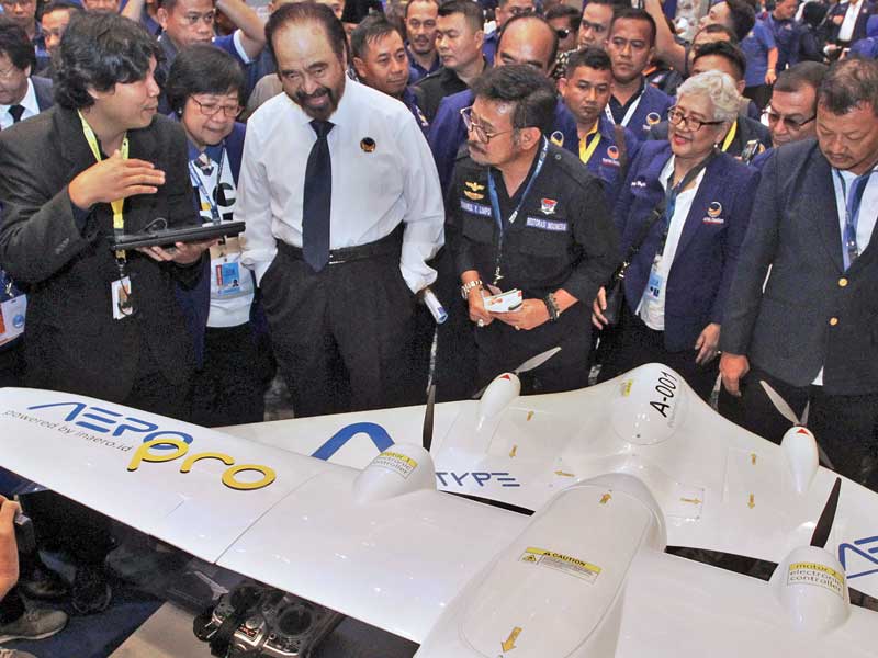 Ketua Umum Partai NasDem Surya Paloh bersama dengan Menteri Pertanian Syahrul Yasin Limpo (keempat dari kiri) dan Menteri Lingkungan Hidup d