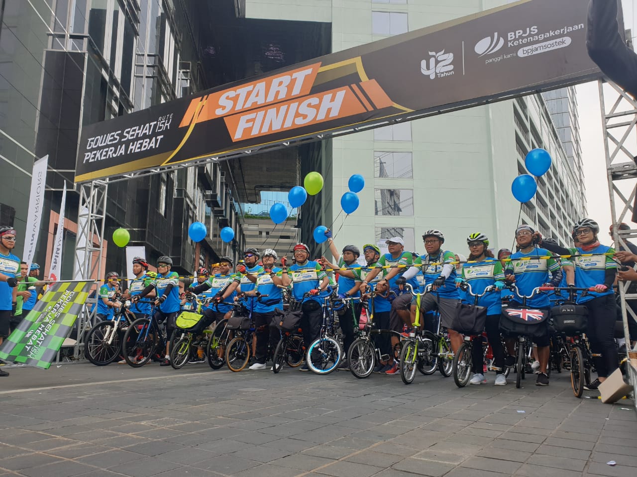 Kegiatan 'Gowes Bareng' dengan tema ‘Gowes Sehat, Pekerja Hebat’ yang start dari Gedung Menara Jamsostek, Jakarta, Sabtu (30/11).