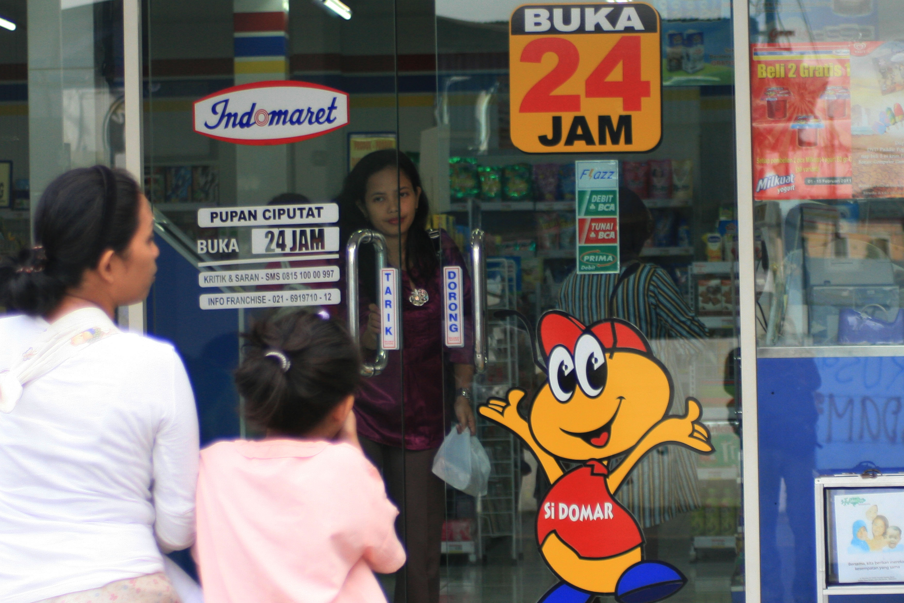 Pengelola mini market di Kota Bekasi dipaksa untuk menyetujui agar pengelolaan parkir ditangani oleh ormas. 