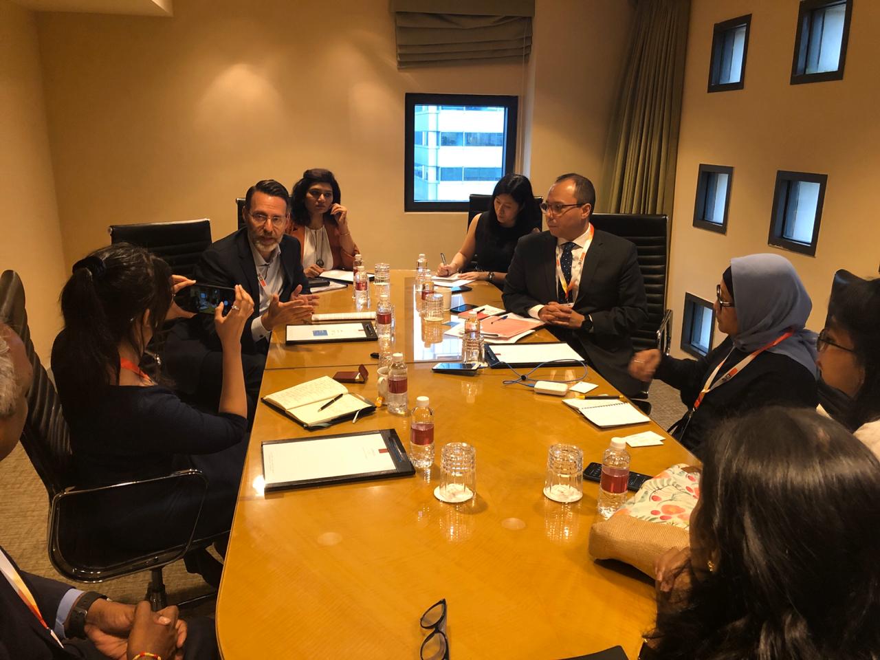 Chris Ariyan (kiri) & Roberto Uehara, Vice President Medical Affairs Emerging Markets Pfizer Oncology (kanan)