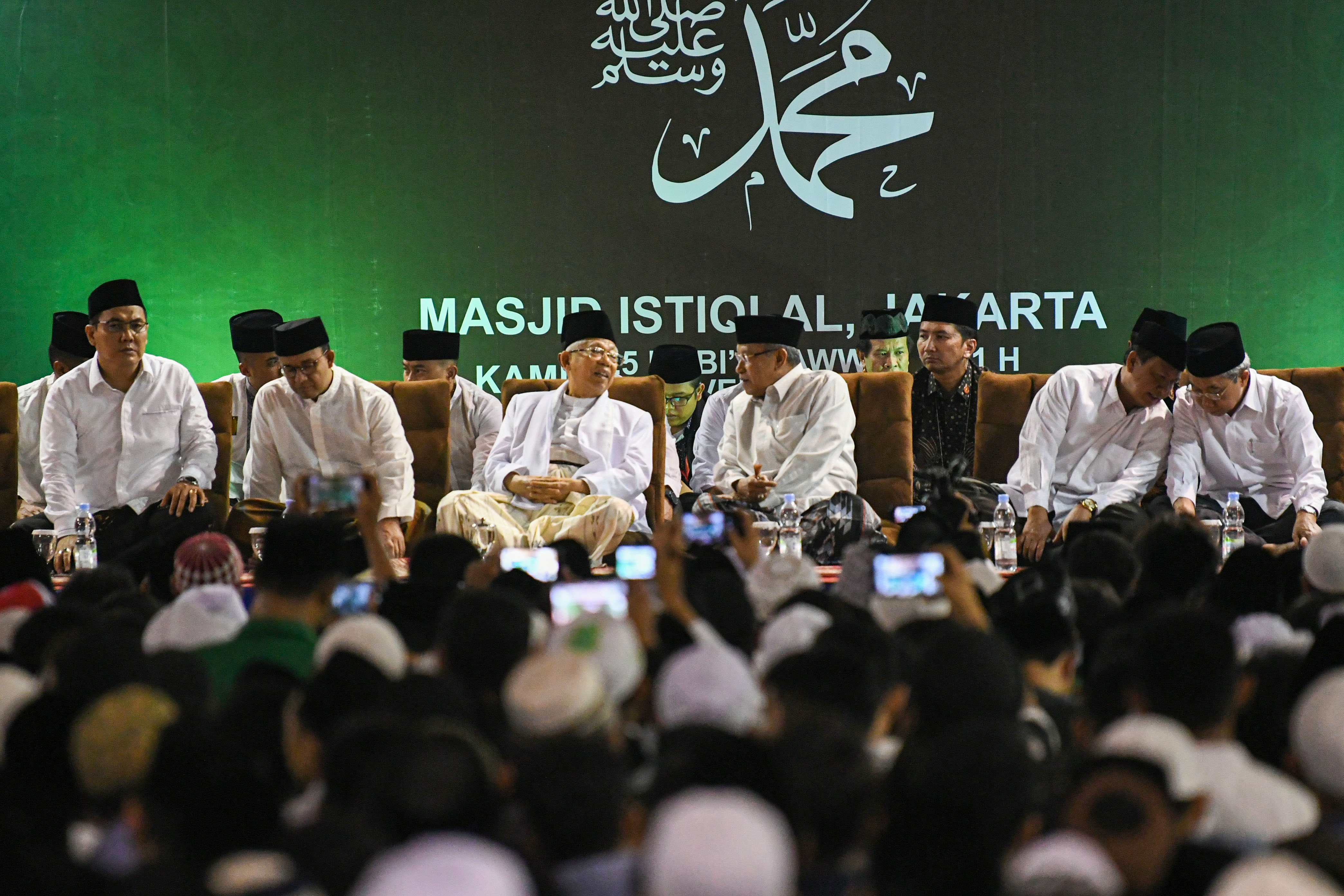 MAULID AKBAR DI MASJID ISTIQLAL: Wakil Presiden Ma'ruf Amin (ketiga kiri) berbincang dengan Ketua Umum Pengurus Besar Nahdlatul Ulama (PBNU)