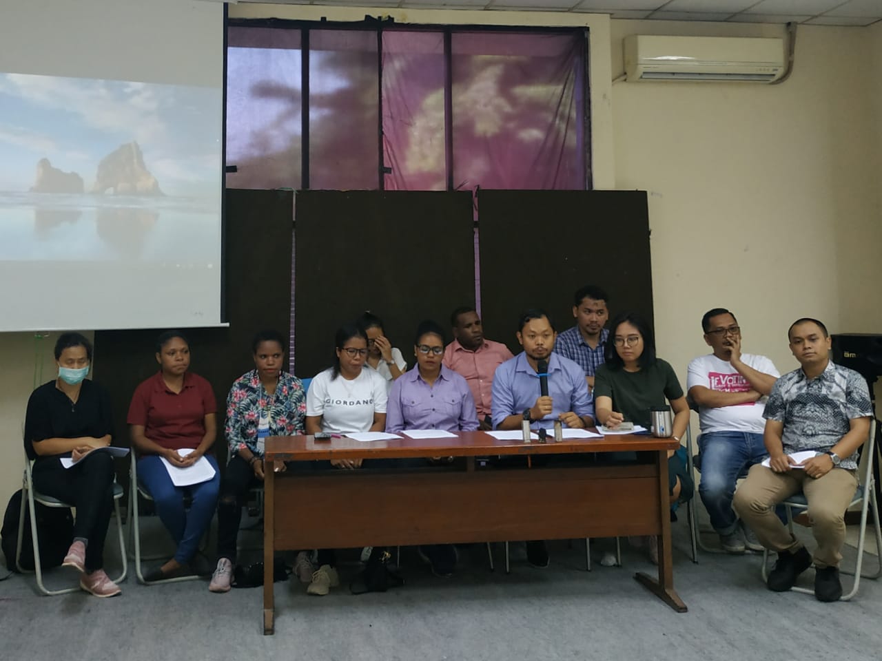 Konferensi pers soal pelimpahan perkara pengibar bintang kejora di LBH Jakarta