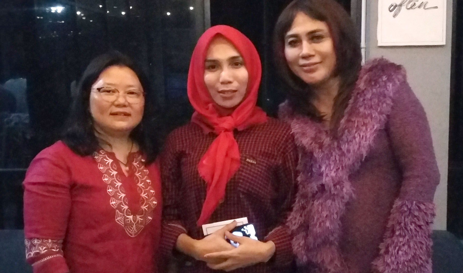  Sofa (kanan) bersama seorang transpuan Bangkalan, Ica (tengah) dan aktivis GAYa Nusantara, Khanis Suvianita di Bangkalan.