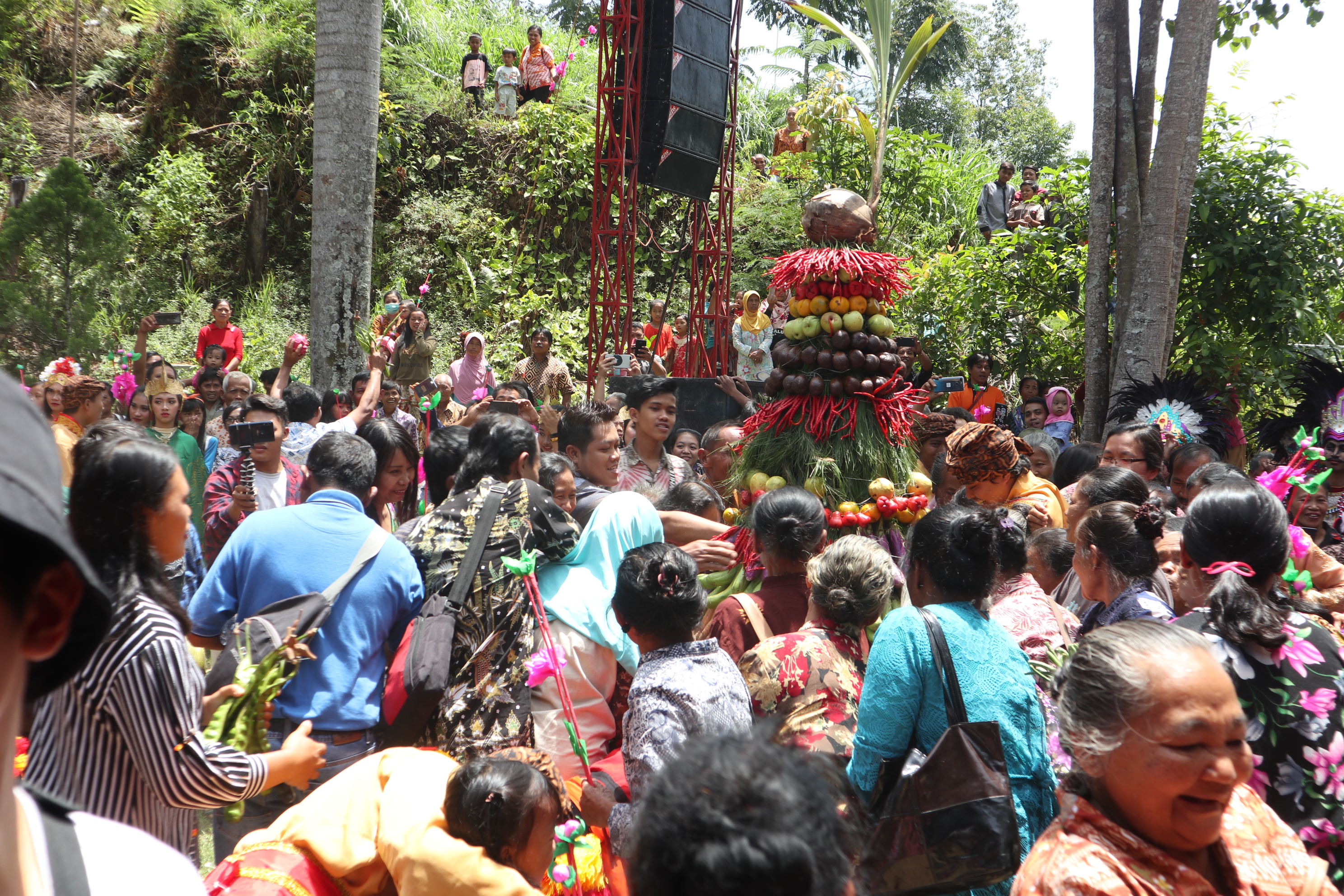 Ratusan Umat Buddha Peringati Moksa Niciren Daisyonin 