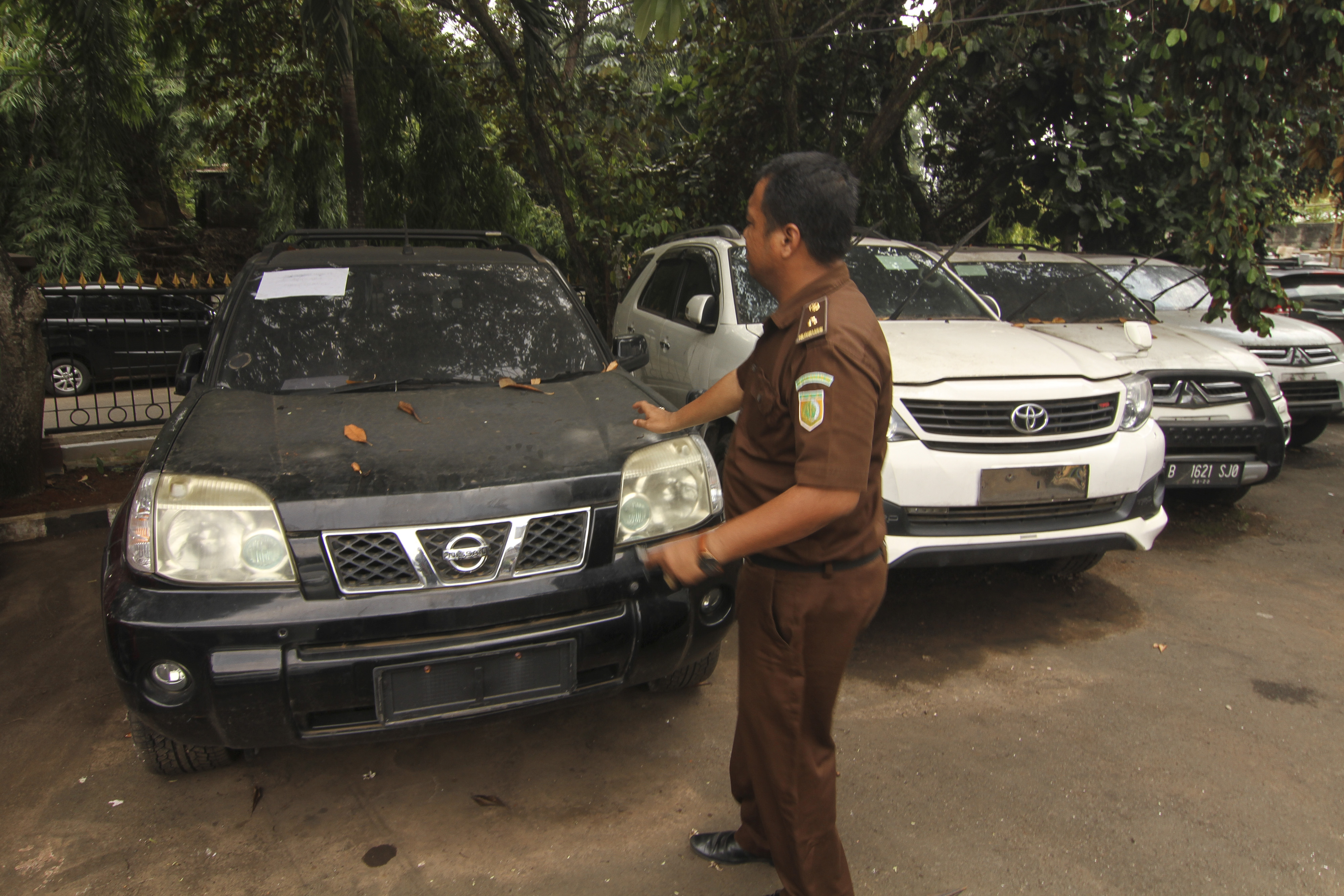 Aset mobil milik First Travel yang ada di halaman kejaksaan Negeri Depok