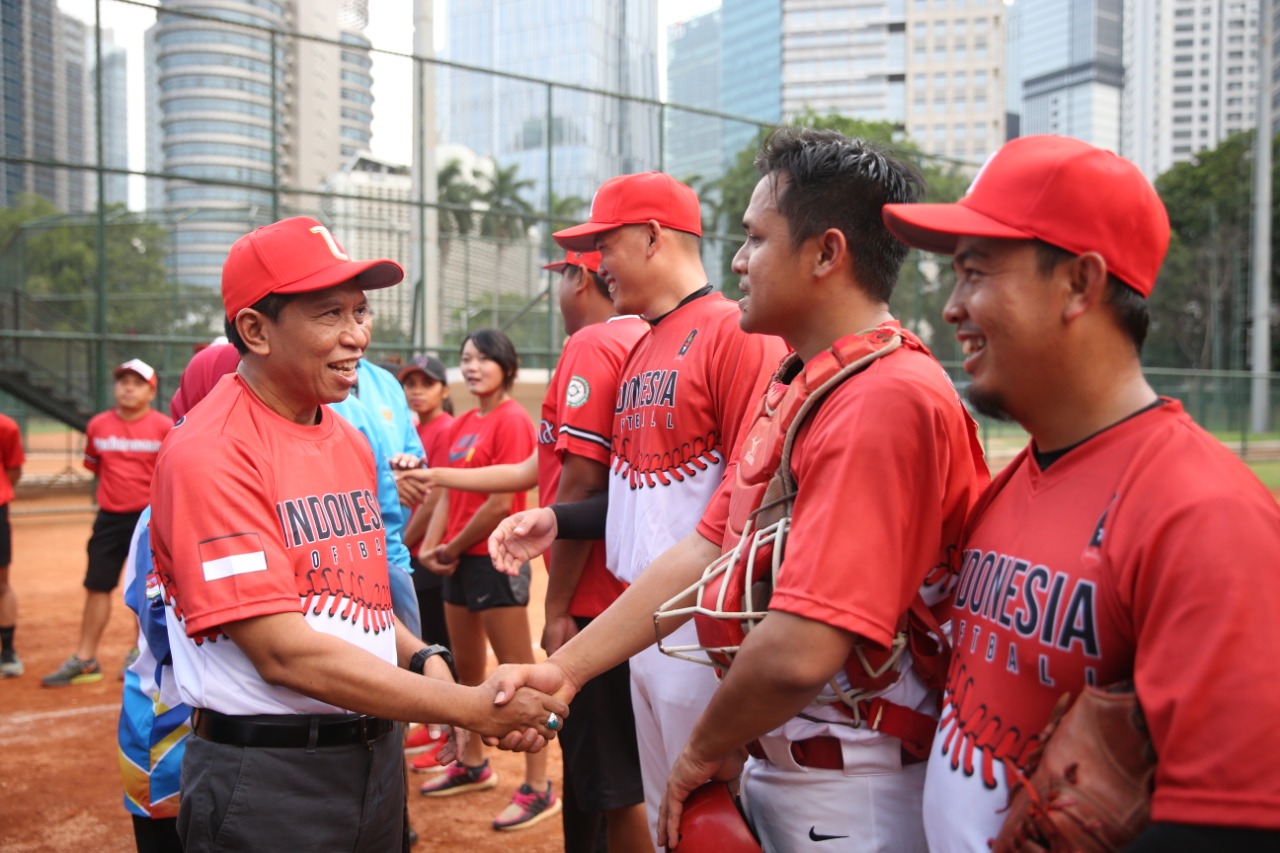 Menpora Zainudin Amali mengunjungi pelatnas bisbol di Kompleks GBK.