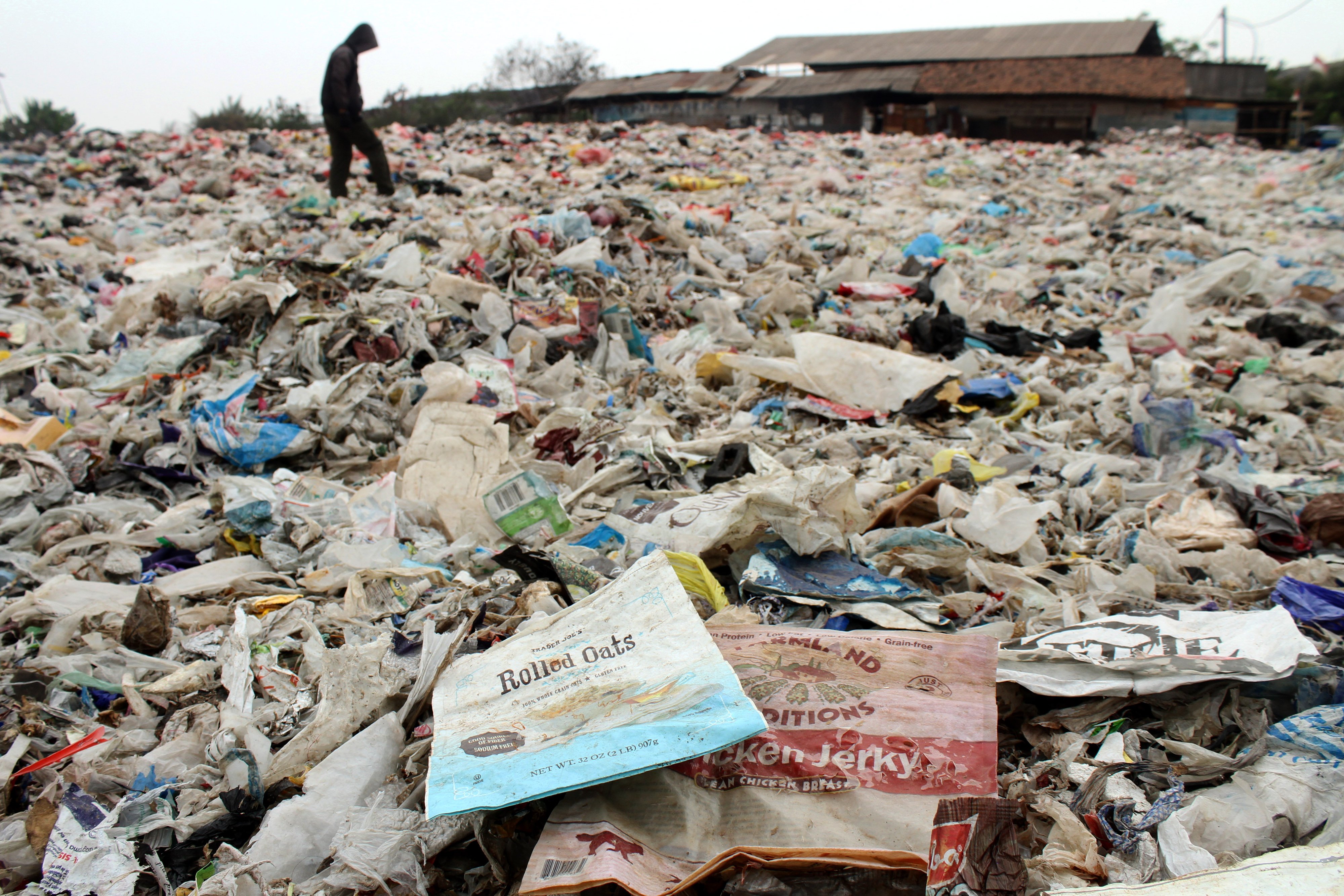 SAMPAH IMPOR DI TPA BURANGKENG BEKASI: