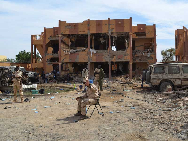 Tentara Mali sedang berjaga di sebuah gedung yang hancur diserang teroris.