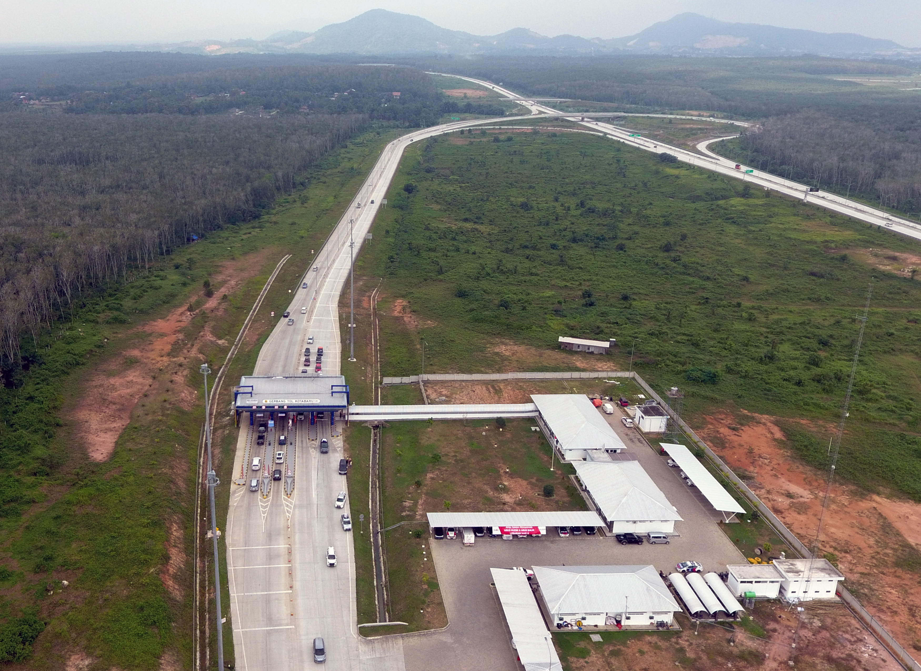 Sejumlah kendaraan melintas di jalan tol Trans Sumatera Bakauheni-Terbanggi Besar