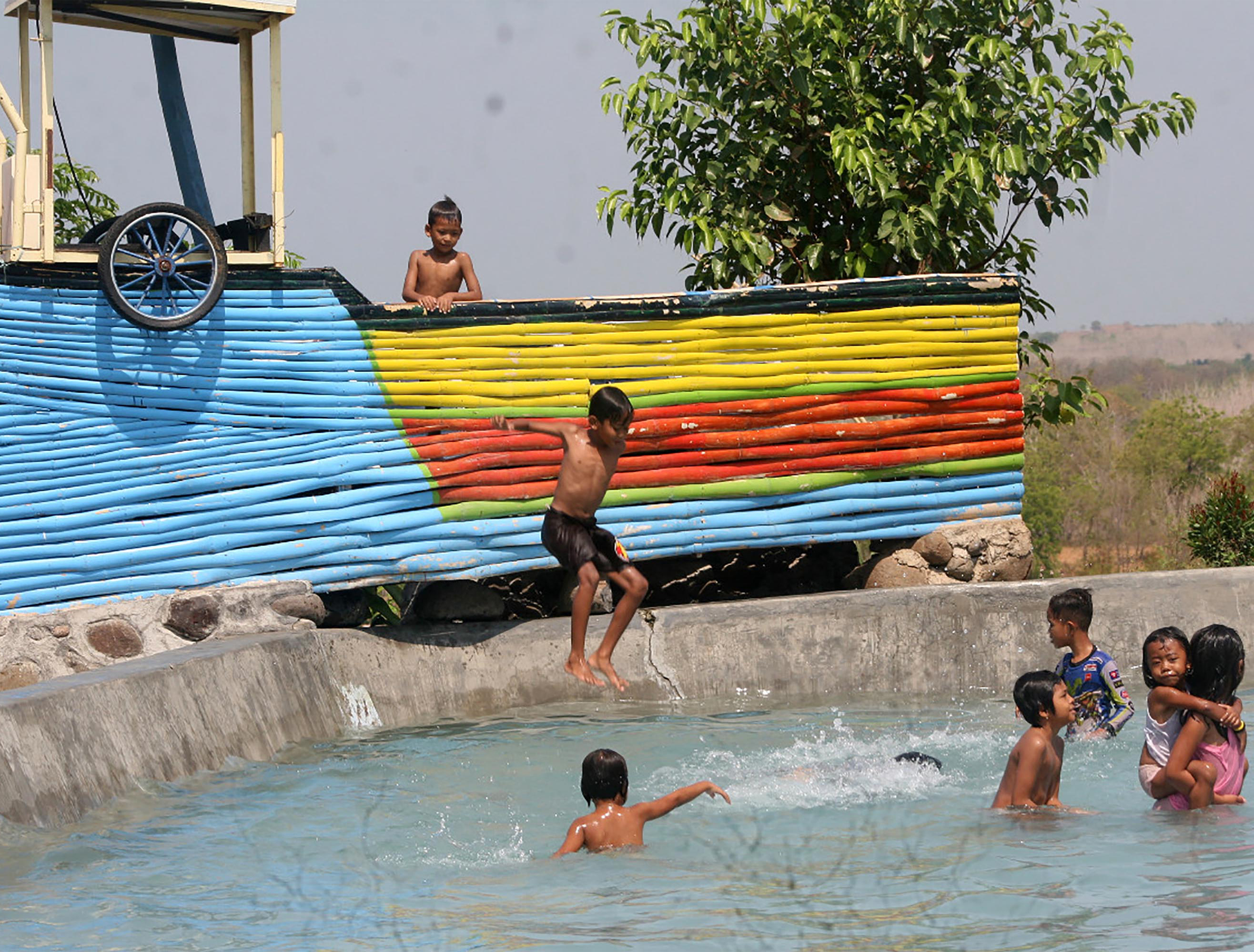 Anak-anak berenang di tempat wisata desa yang dikelola dengan dana desa. Penyerapan dana desa di Kalimantan Selatan masih 50%.