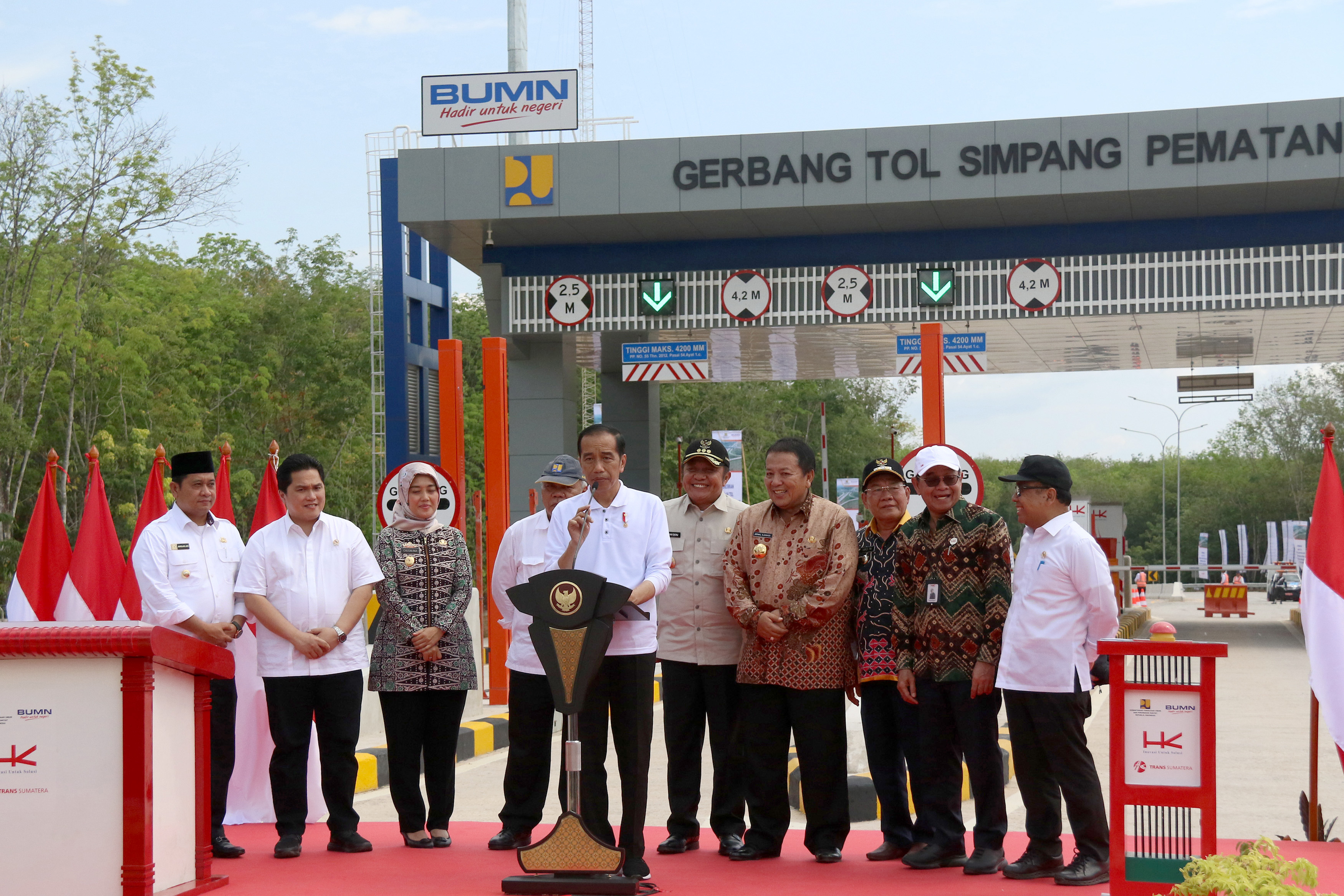  Presiden Joko Widodo meresmikan Jalan Tol Trans Sumatra Terbanggi Besar-Pematang Panggang-Kayu Agung, Jumat (15/11).