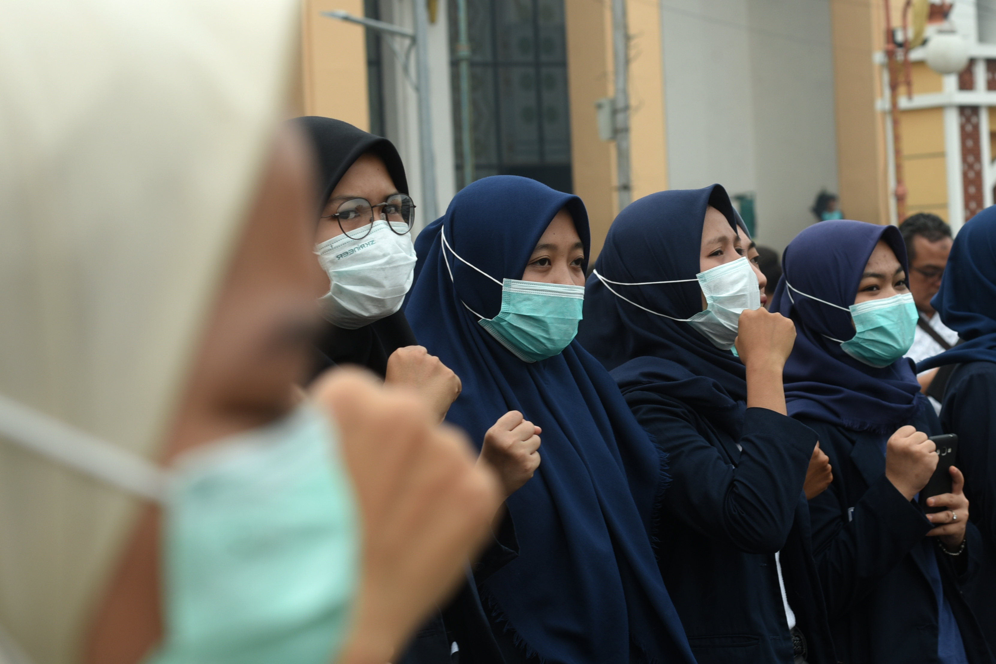 Kabut asap menyelimuti Kota Muntok, Bangka Barat menyebabkan warga harus memakai masker bila beraktivitas di luar rumah. 