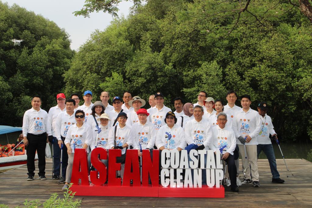 Kegiatan ASEAN Coastal Clean Up 2019 di Taman Wisata Alam Mangrove, Angke Kapuk,Jakarta Utara, Sabtu (30/11).