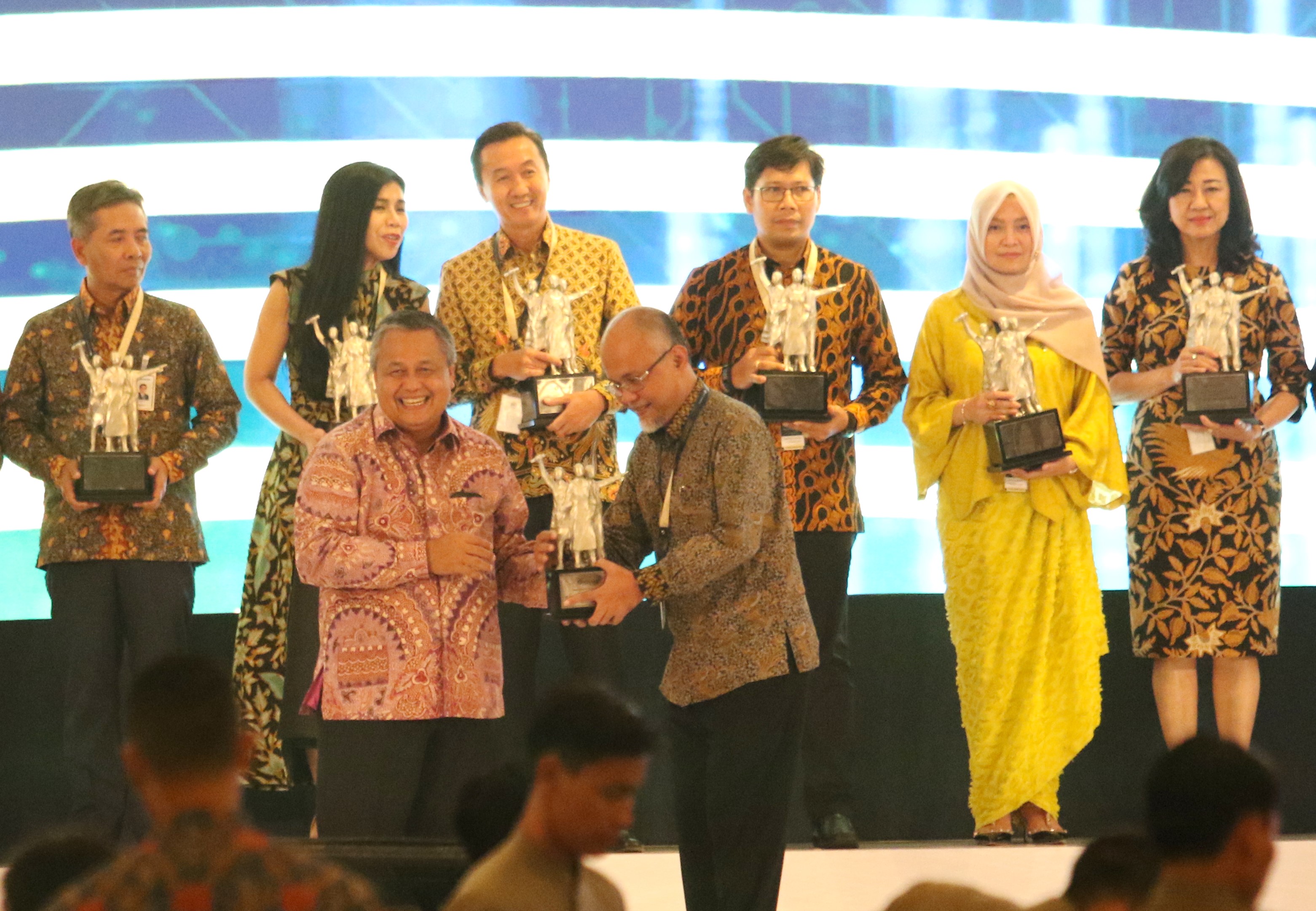 TMMIN menerima penghargaan dari Bank Indonesia untuk kategori Pengelola Utang Luar Negeri Terbaik