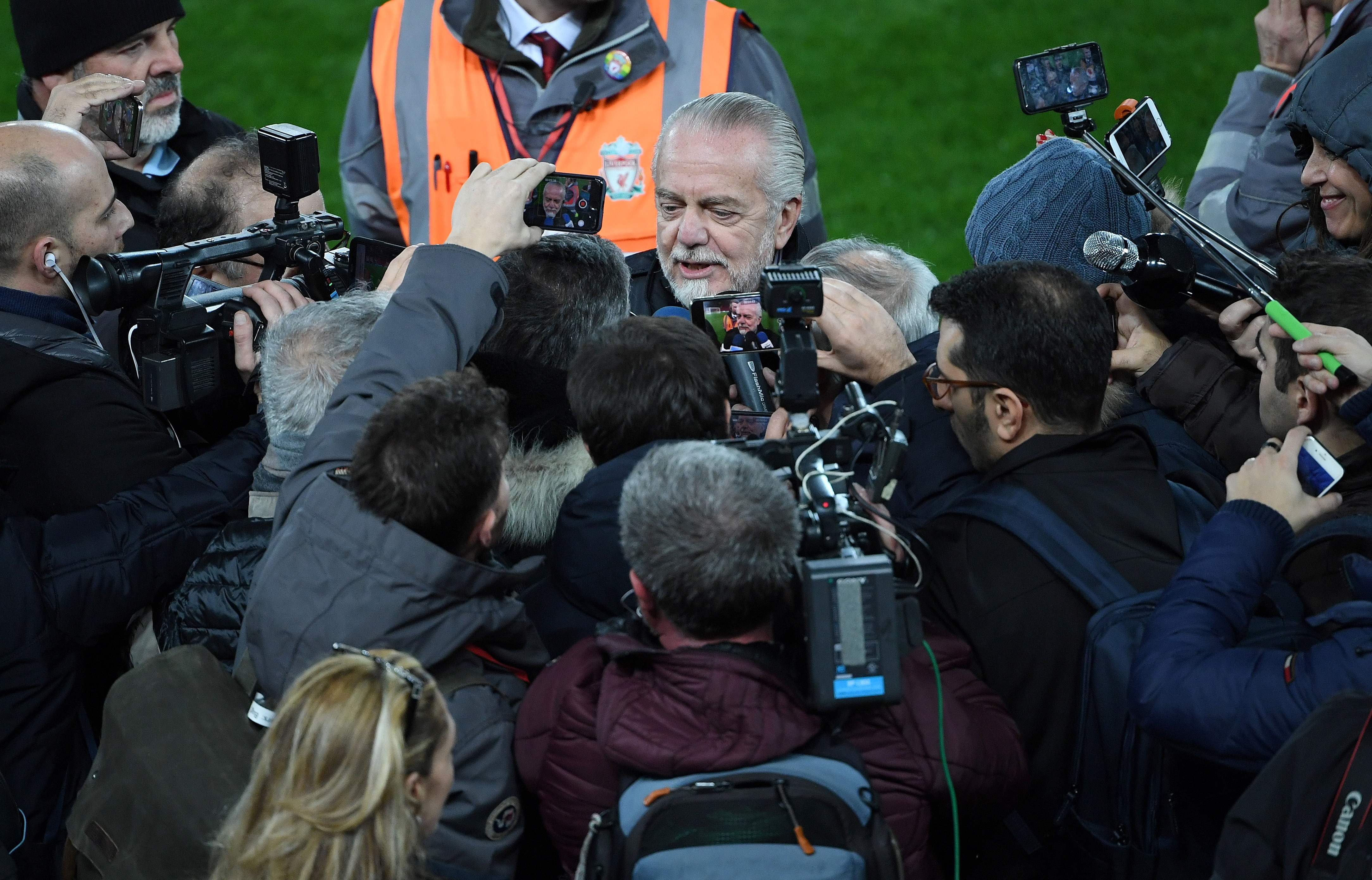 Aurelio De Laurentiis saat diwawancarai media