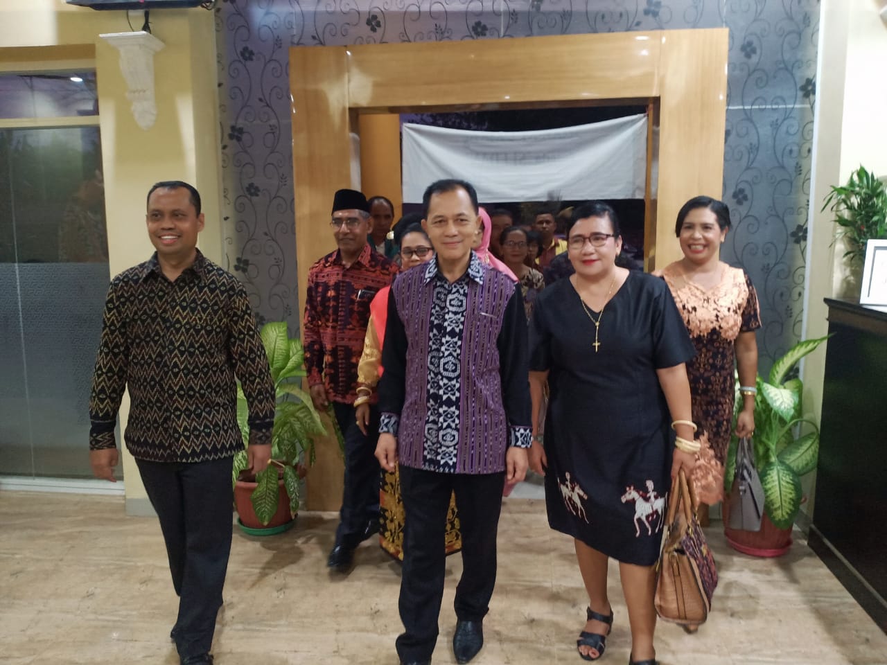 Kakanwil Kementerian Agama NTT Sarman Marselinus (tengah)