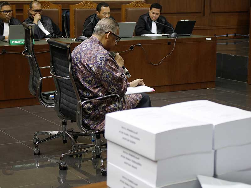 Terdakwa kasus suap proyek PLTU Riau-1 Sofyan Basir (batik) menjalani sidang lanjutan di Pengadilan Tipikor, Jakarta, Senin (21/10).