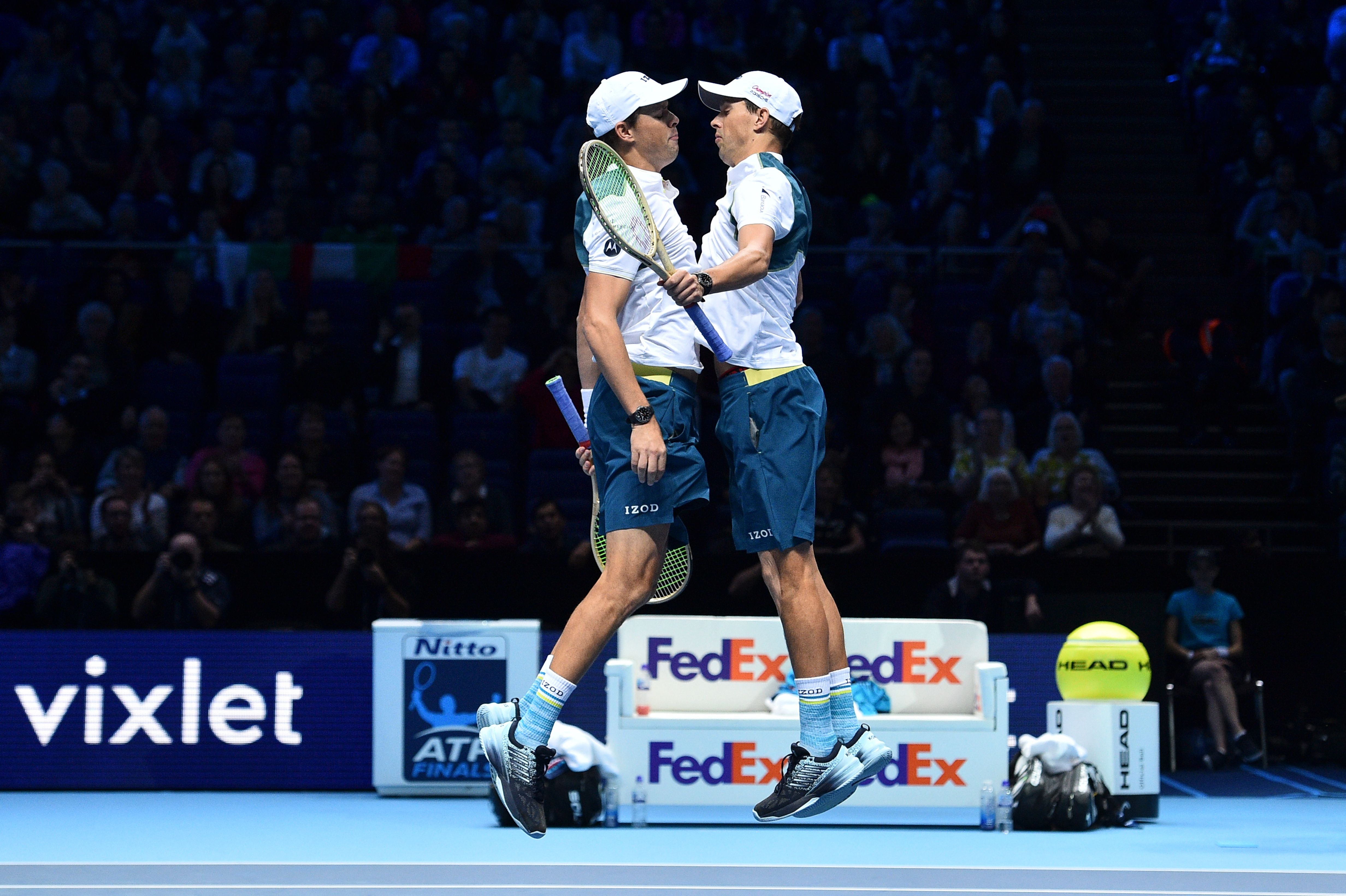 Ganda putra Amerika Serikat Bob Bryan (kiri) dan Mike Bryan