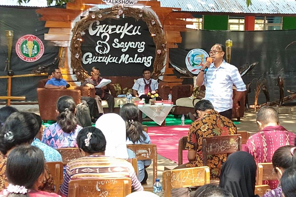Talkshow memperingati Hari Guru Nasional dan HUT ke 75 PGRI di halaman SMPN I Lewoleba, Kabupaten Lembata, Nusa Tenggara Timur, Jumat (22/11