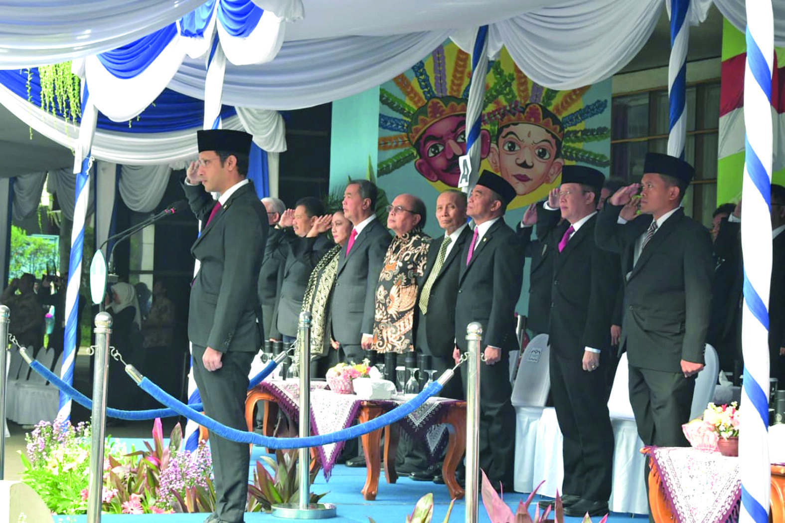 Menteri Pendidikan dan Kebudayaan Nadiem Anwar Makarim mempimpin upacara bendera peringatan Hari Guru Nasional 2019, Senin (25/11/2019).