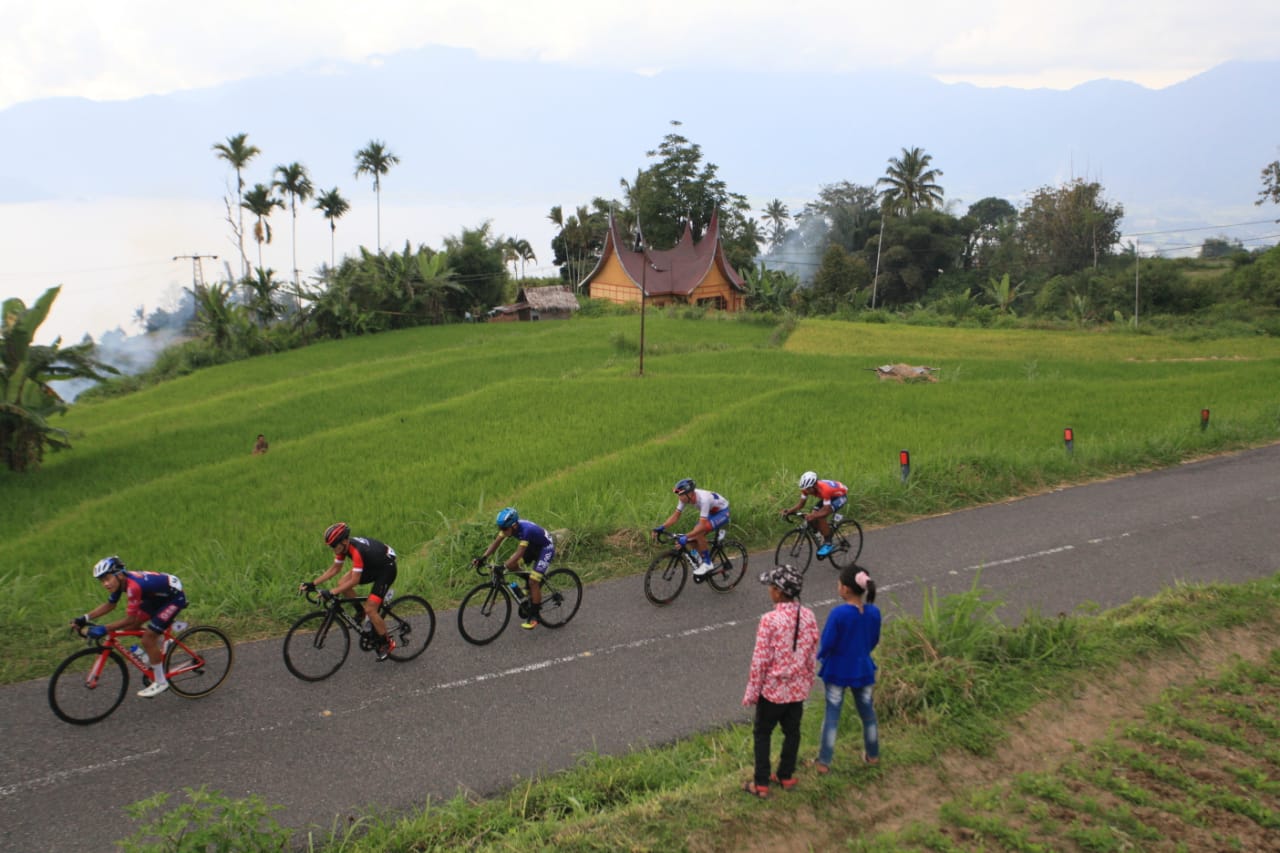 Para pembalap Tour de Singkarak (TdS) berpacu menaklukan tanjakan di kelok 44