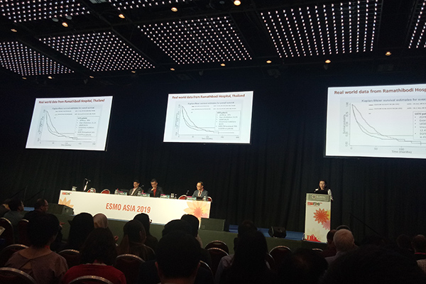  Prof Thanyanan Reungwetwattan saat menyampaikan hasil penelitian penggunaan dacomitinib untuk pasien kanker paru NSCLC dalam Kongres ESMO 