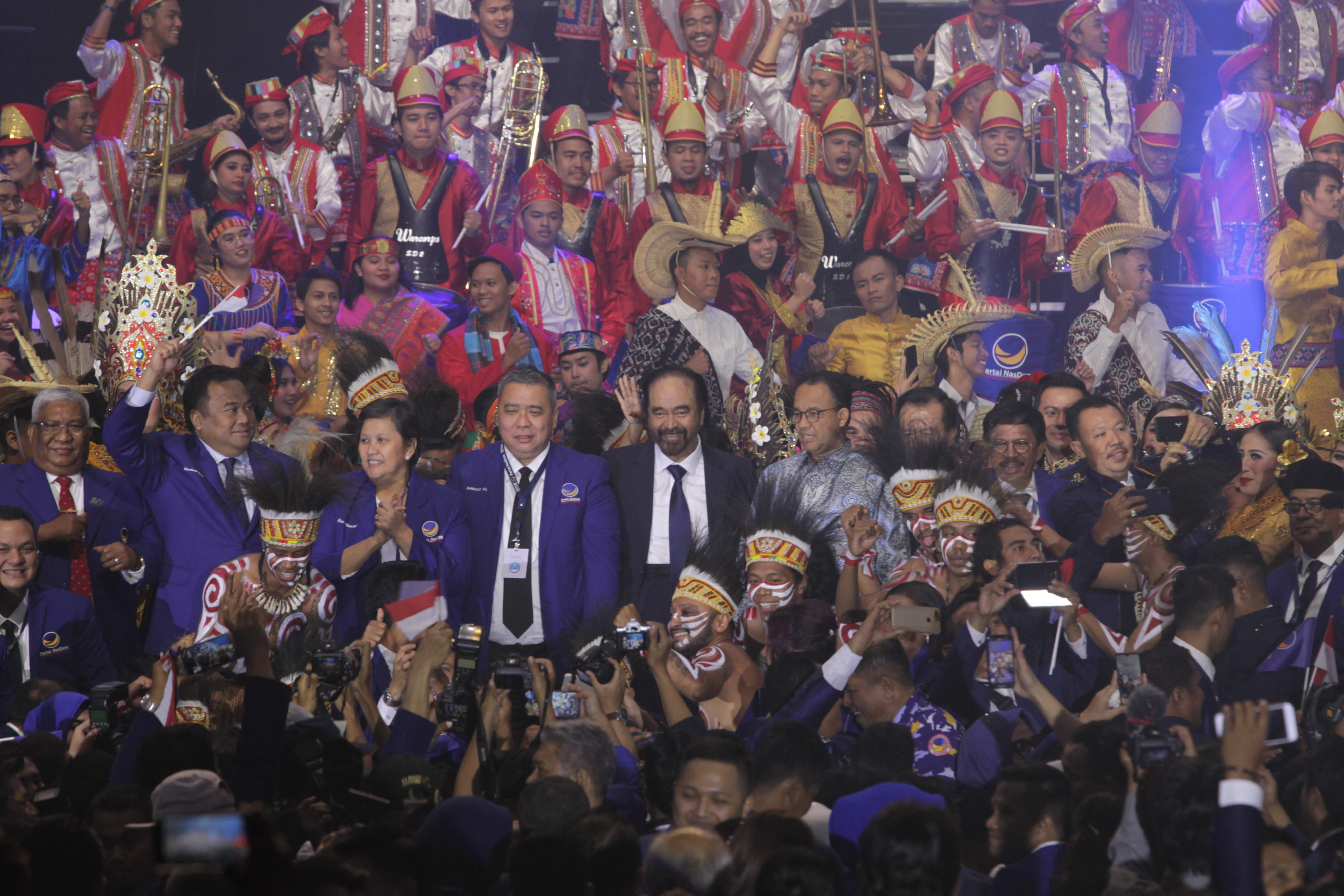 Ketua Umum NasDem Surya Paloh dan Gubernur DKi jakarta Anies Baswedan berfoto bersama dengan peserta Kongres II NasDem