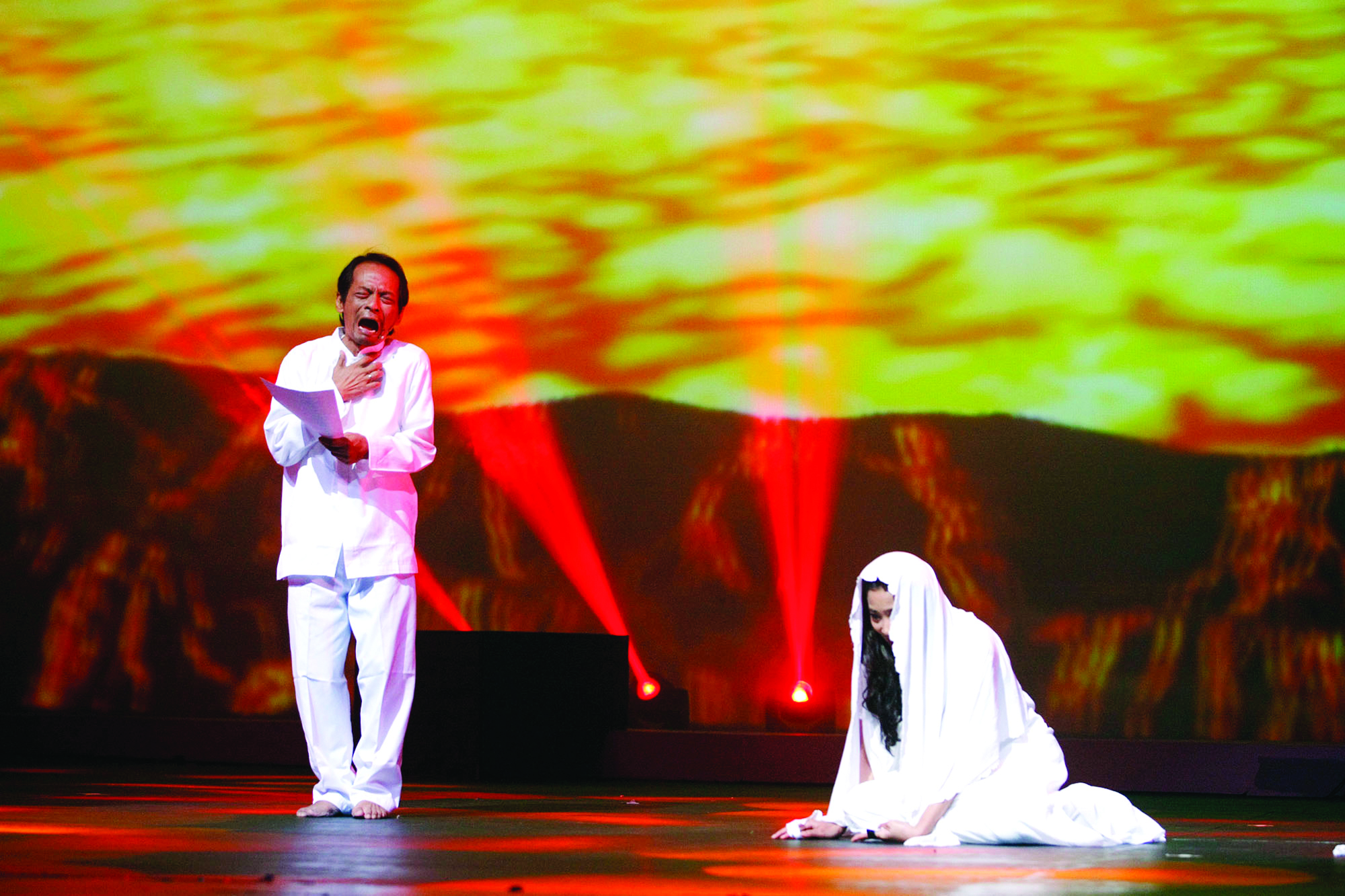 Seniman Radhar Panca Dahana (kiri) membaca puisi pada pementasan puisi teatrikal bertajuk 