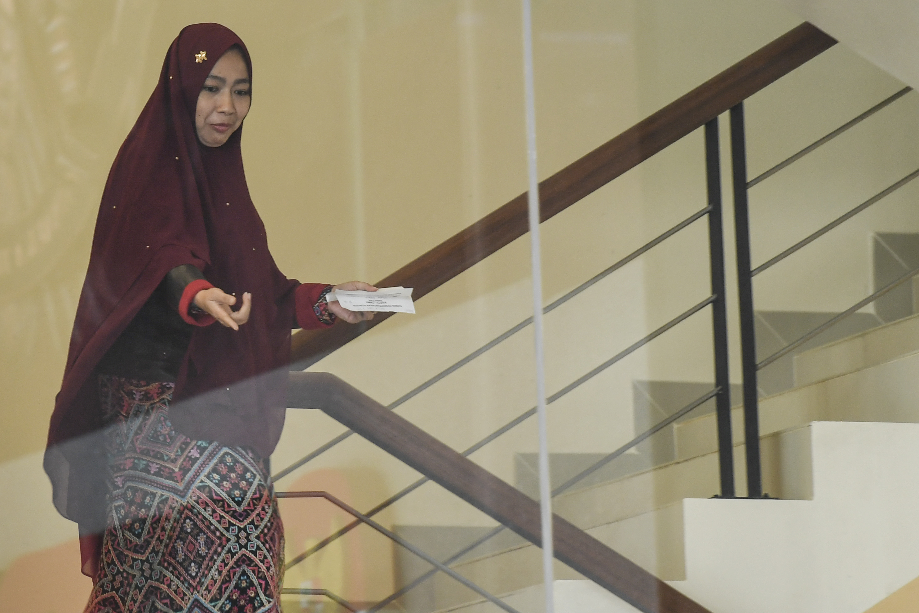 Istri manrtan menpora Shobihbah Rohmah saat diperiksa KPK, 24 Oktober lalu