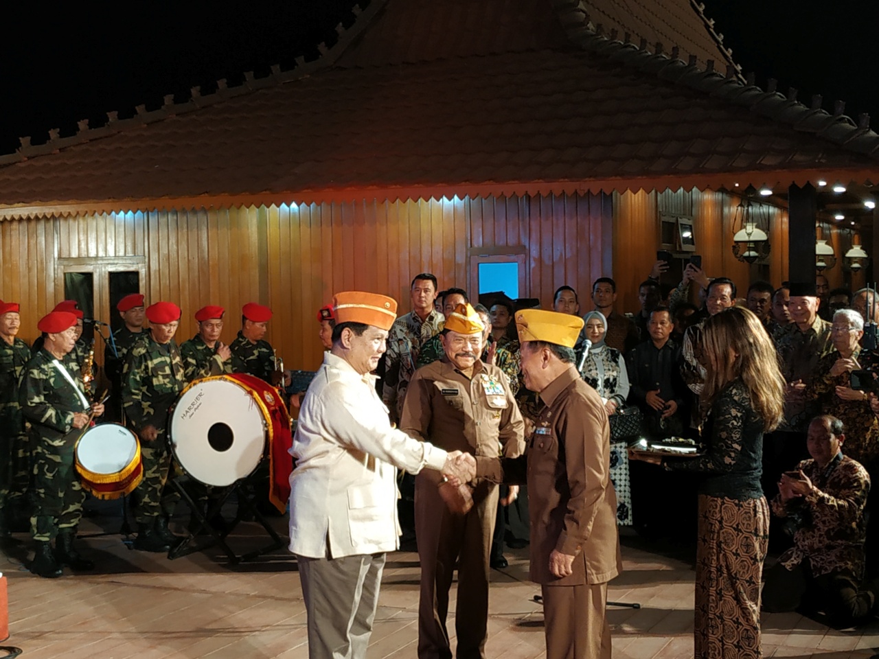 Menteri Pertahanan Prabowo Subianto saat meresmikan patung Panglima Jenderal Sudirman di Sleman