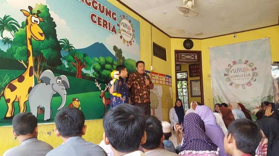 Kegiatan mendongeng bersama anak-anak di Rumah Amalia.  