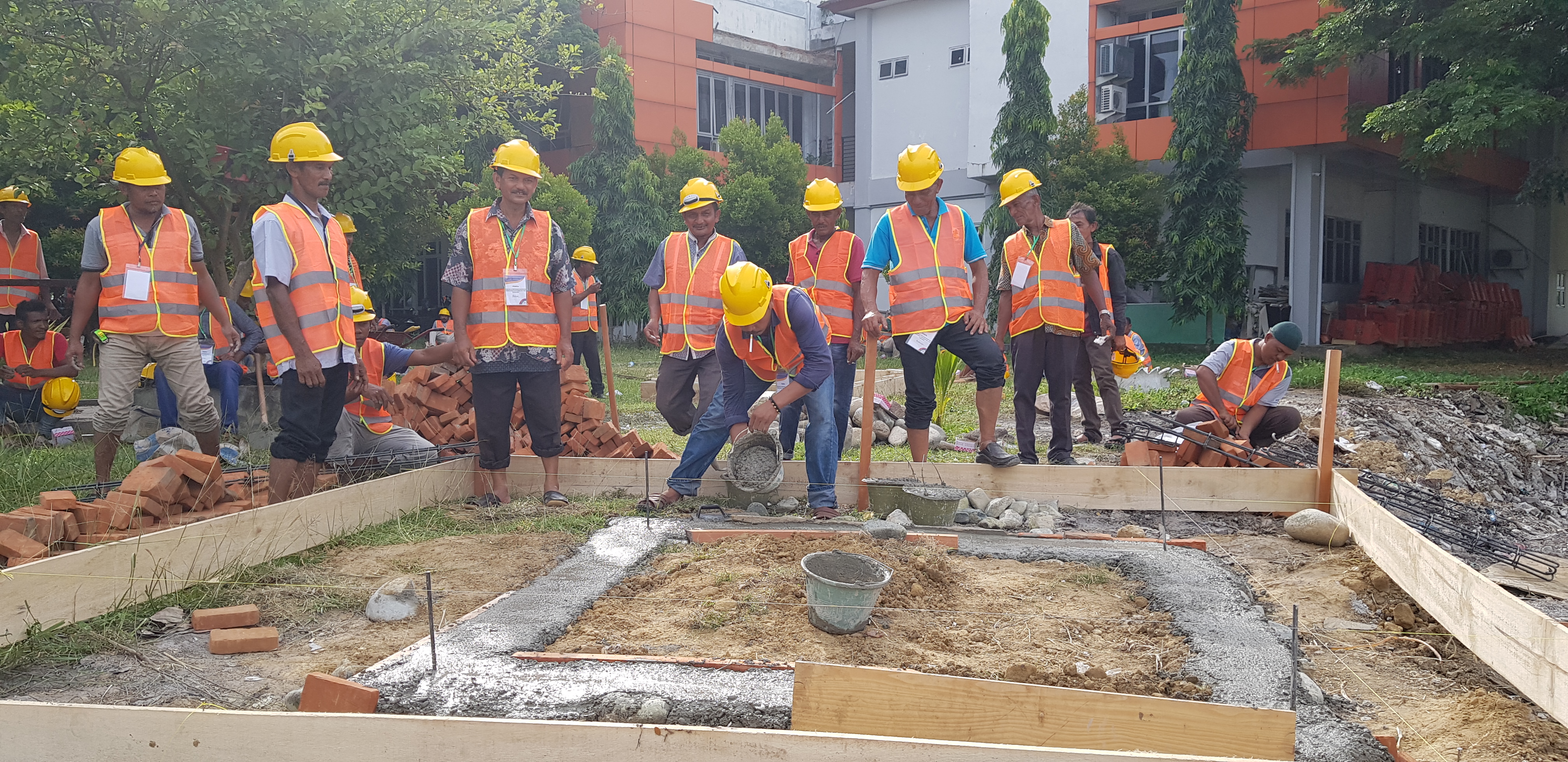 Para pekerja konstruksi di Aceh wajib menjalani uji sertifikasi profesi.