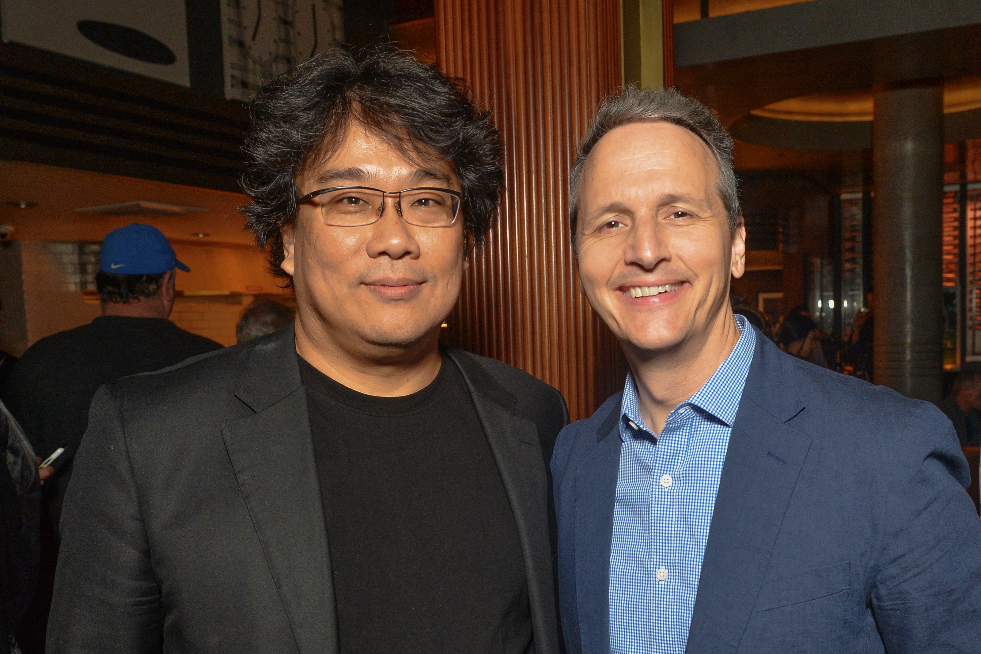 Sineas Korea, Bong Jon Hoo, dan distributor film Tom Quinn, saat peluncuran Parasite di Amerika Serikat.