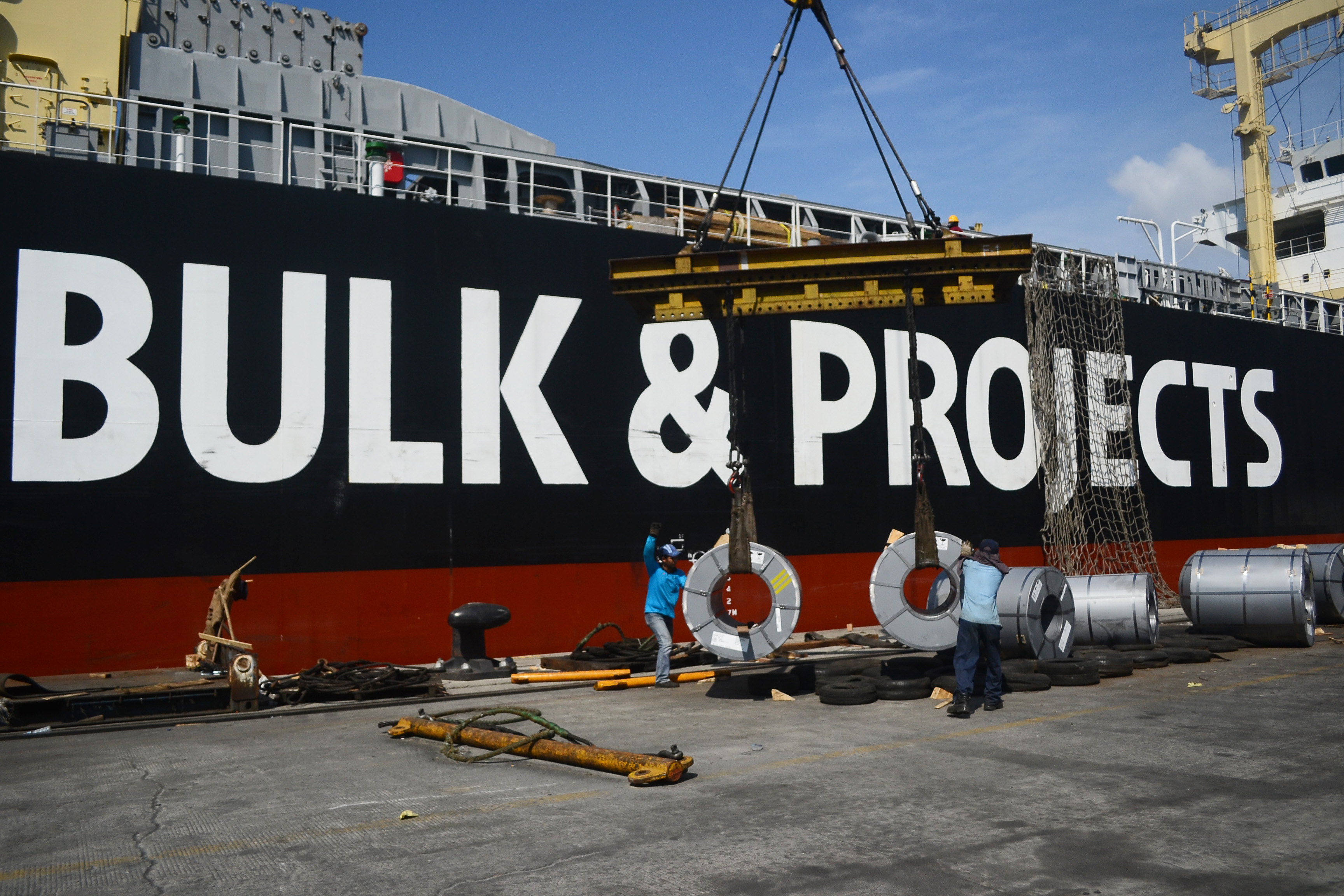 Aktivitas ekspor-impor baja di pelabuhan Tanjung Priok, jakarta