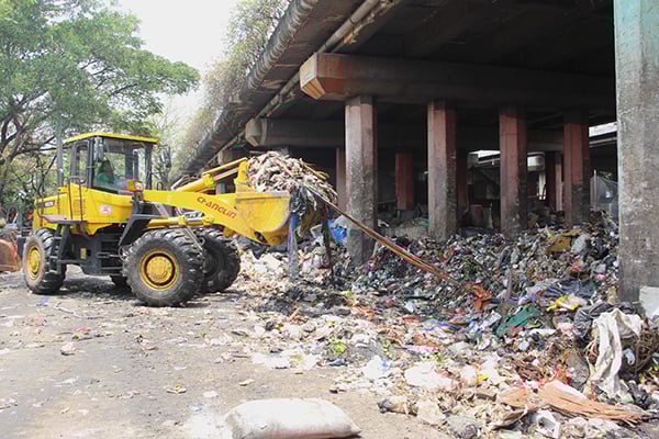 Cerita Sampah dari Kolong Tol Wiyoto Wiyono