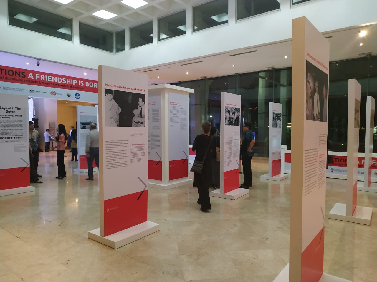 Pameran Two Nations: a Friendship is Born di Museum Nasional Jakarta, Rabu (13/11).