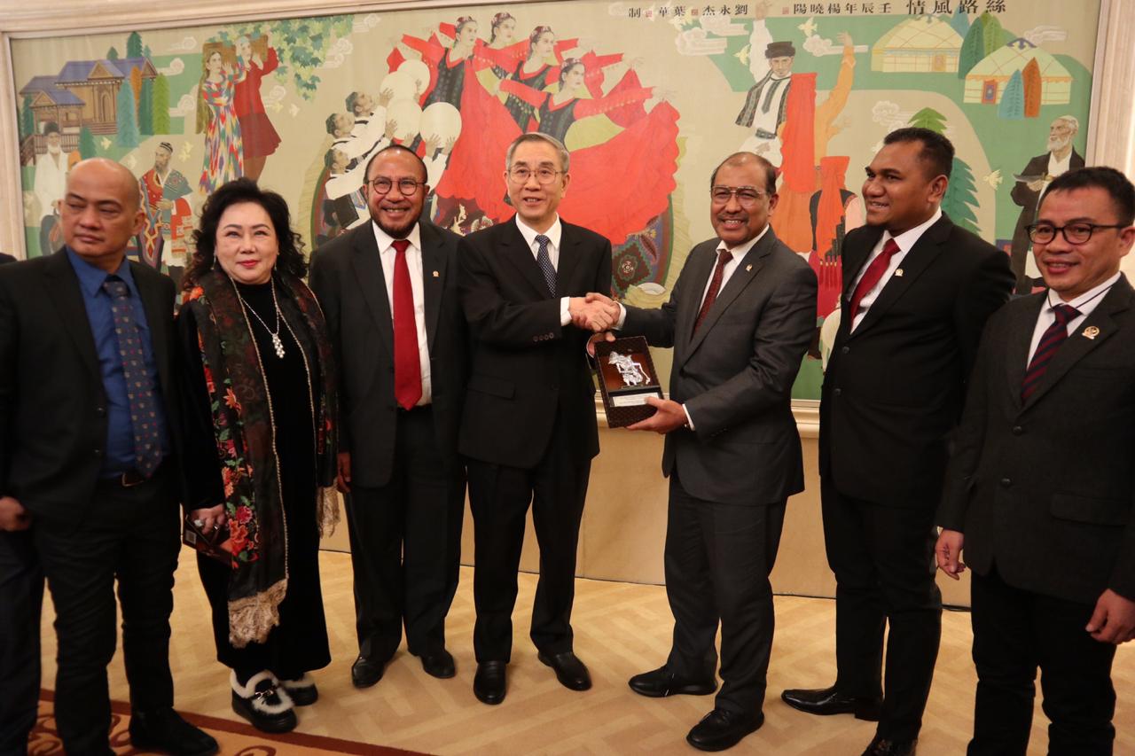 Wakil Ketua I DPD RI Nono Sampono (ketiga dari kiri) saat bertemu perwakilan Majelis Permusyawaratan Perwakilan Rakyat Tiongkok