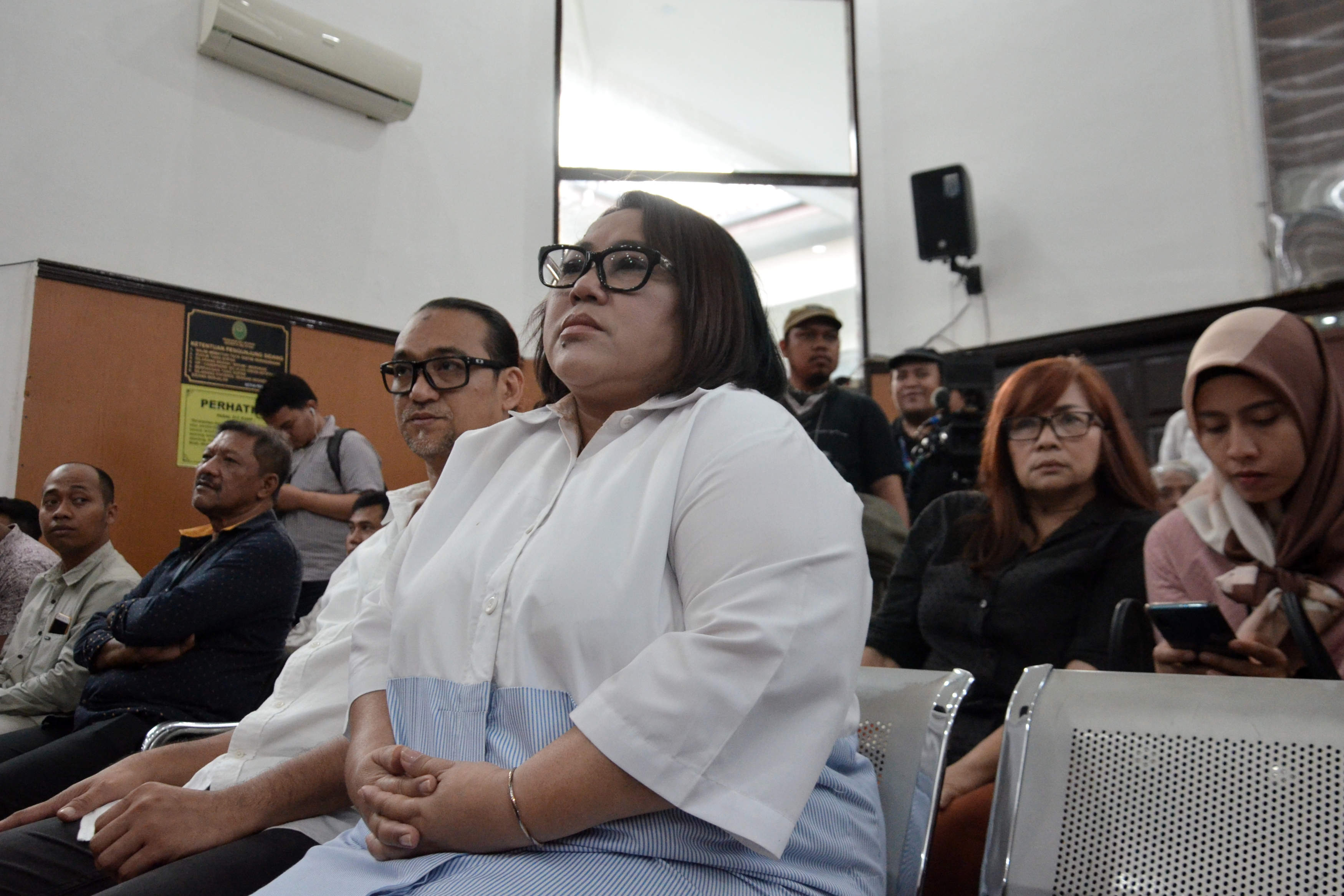 Nunung (kanan) dan suaminya saat mengikuti sidang di PN Jakarta Selatan