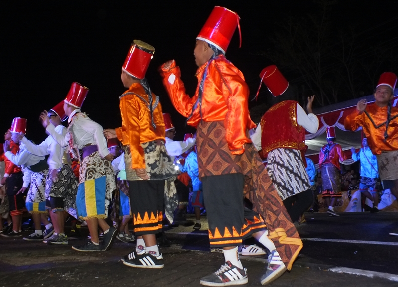 Sejumlah kelompok seni pentas di Temanggung Night Carnival