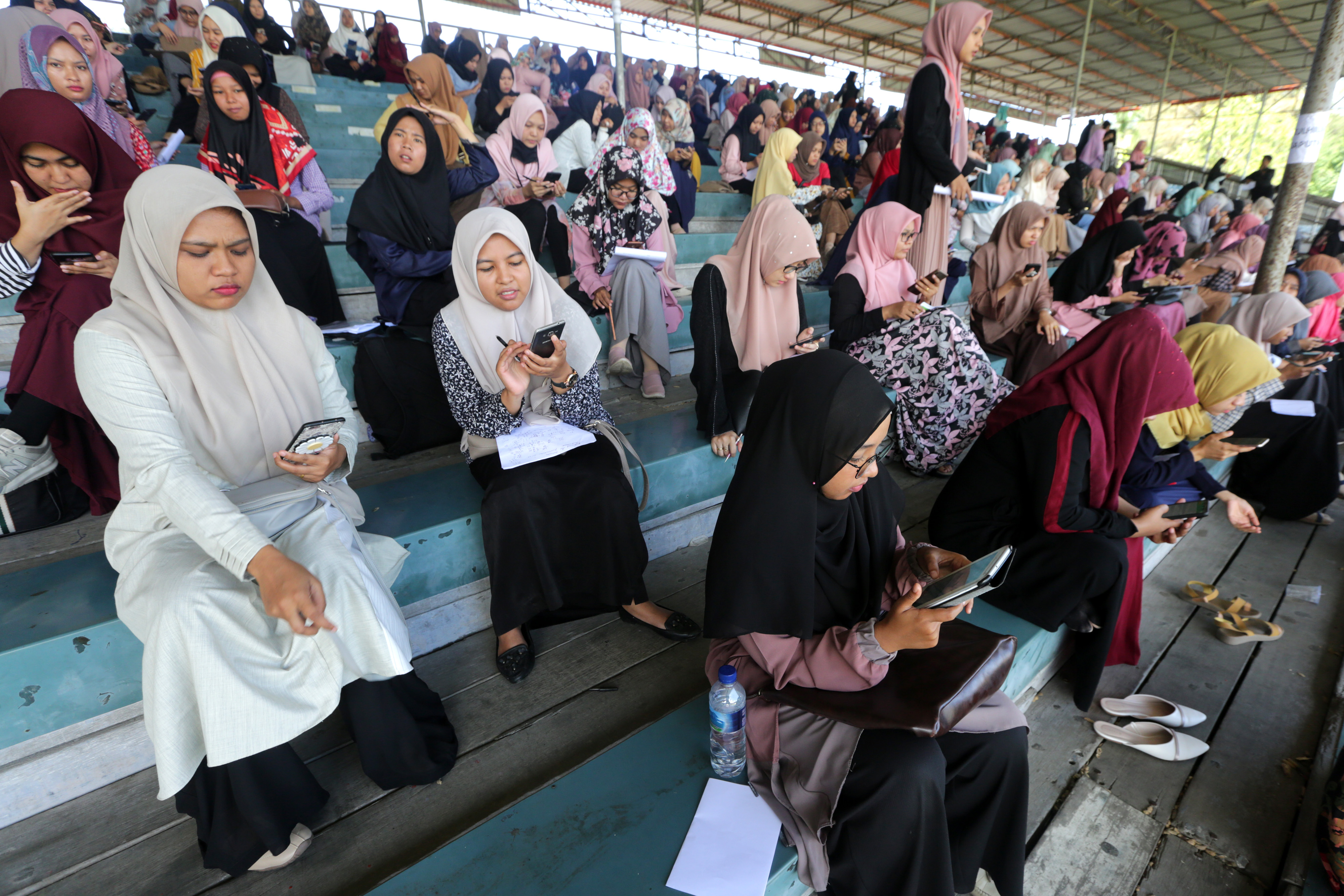Peserta mengikuti simulasi (try out) tes CPNS dengan menggunakan handphone android di stadion H Dimurthala, Banda Aceh, Aceh
