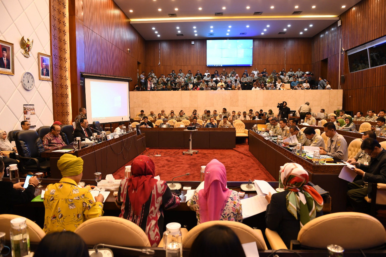 Rapat Kerja Komisi IV DPR RI dengan Menteri Pertanian Syahrul Yasin Limpo di Gedung MPR/DPR RI, Senayan, Jakarta, Senin (18/11).  