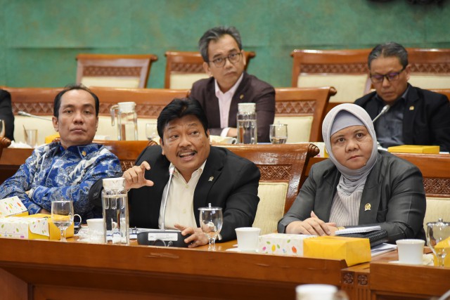 Anggota Komisi XI DPR RI Andreas Eddy Susetyo (tengah).