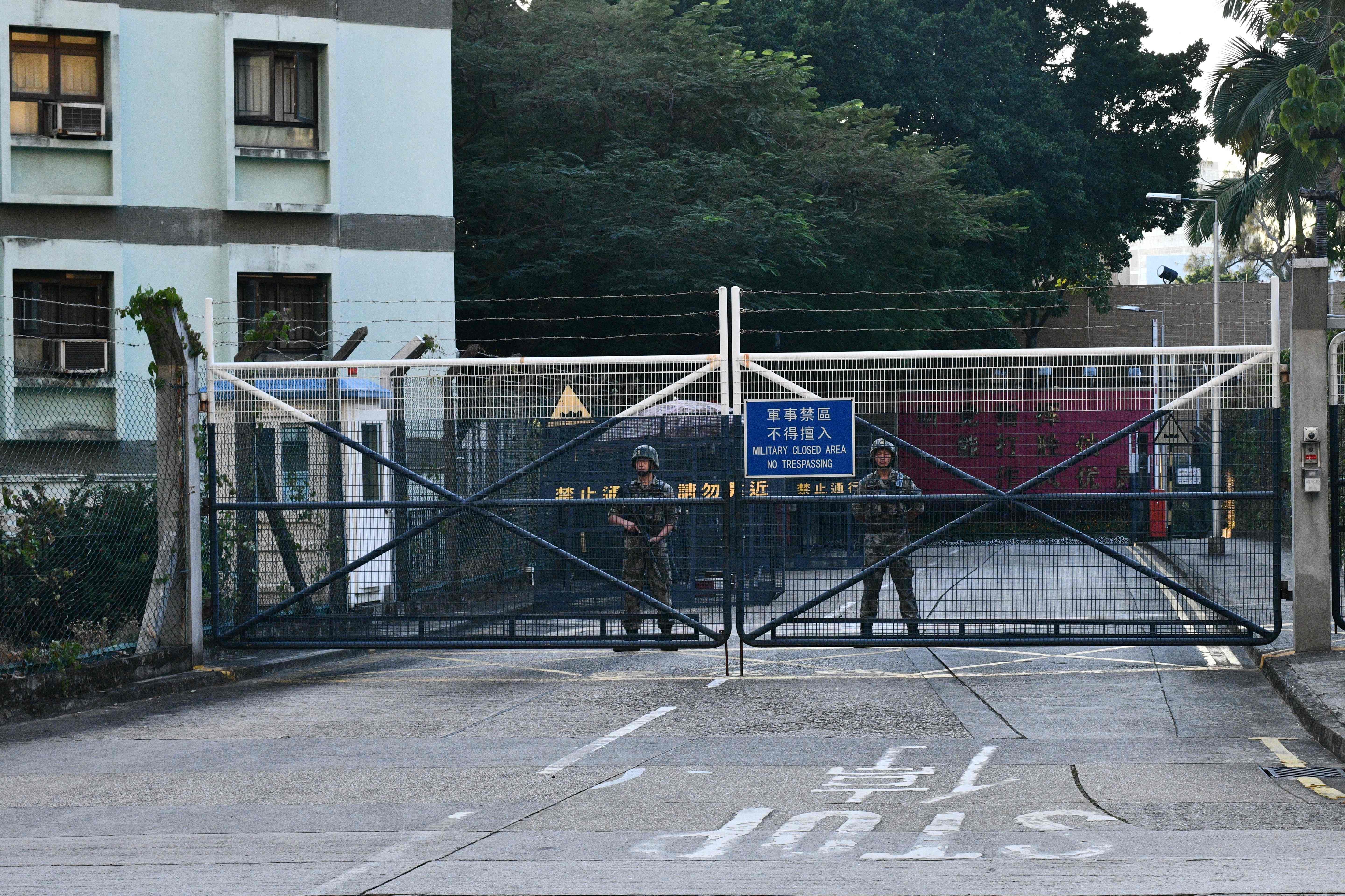 Tentara Pembebasan Rakyat Tiongkok (PLA) berjaga di Barak Osborn, Kowloon Tong, Hong Kong, Sabtu (16/11).