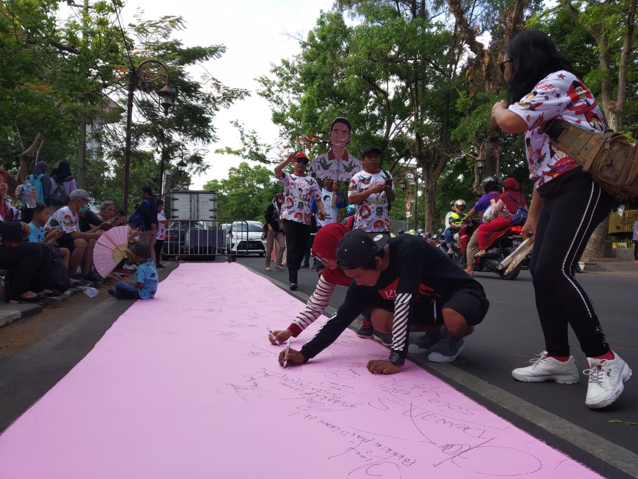 Gerakan Tanda Tangan untuk Gibran Maju di Pilkada Surakarta 2020 digelar di Barat Stadion Sriwedari, Surakarta, Minggu (3/11).