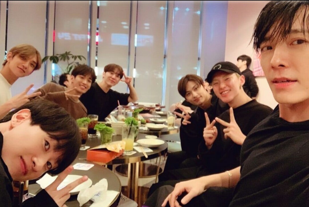 Super Junior dan Seventeen Saling Dukung Saat Konser 