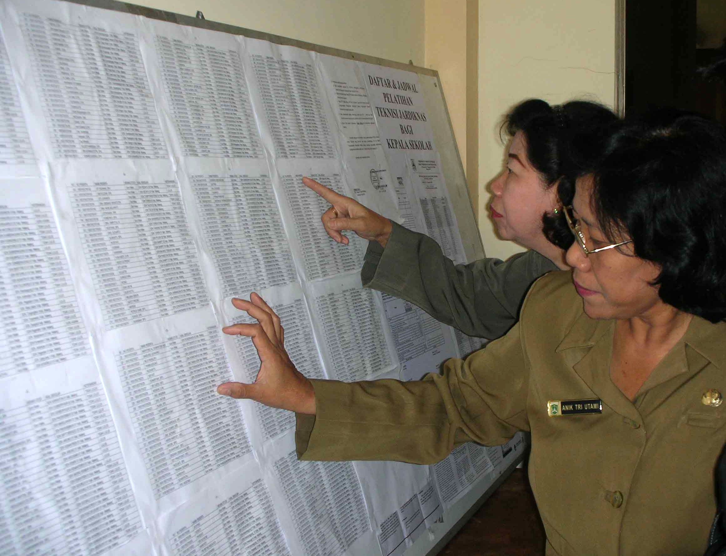 Sejumlah guru melihat daftar kelulusan uji sertifikasi profesi guru. Saat ini di Flores Timur masih banyak guru belum tersertifikasi. 