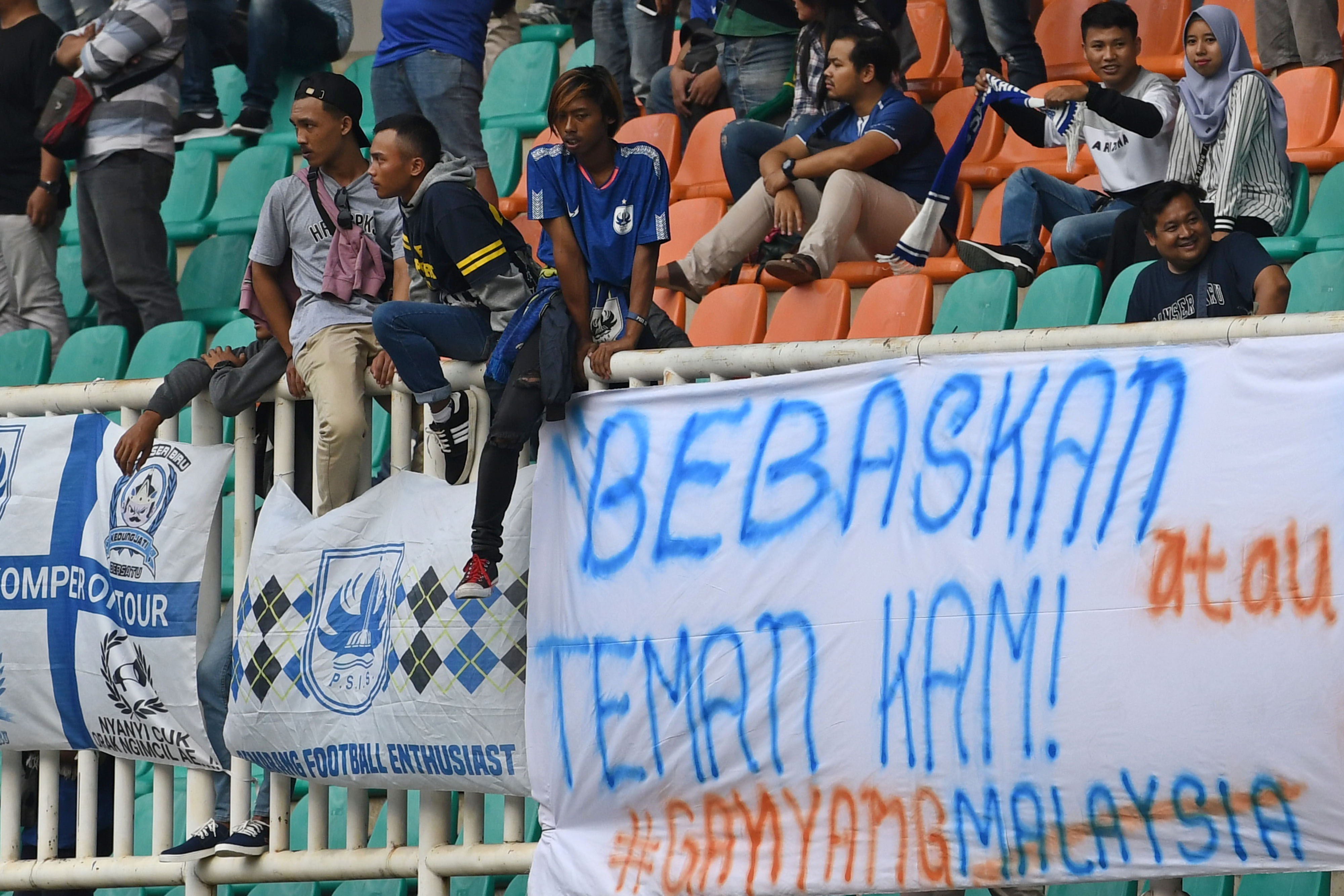 Sejumlah suporter PSIS Semarang, Panser Biru membentangkan spanduk solidaritas pembebasan pendukung Timnas.