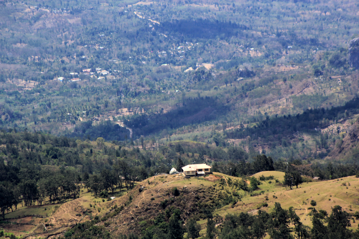 Pos Polisi Timor Leste dibangun terlihat dibangun di dalam lahan sengketa antara Indonesia-Timor Leste di perbatasan Desa Manusasi,