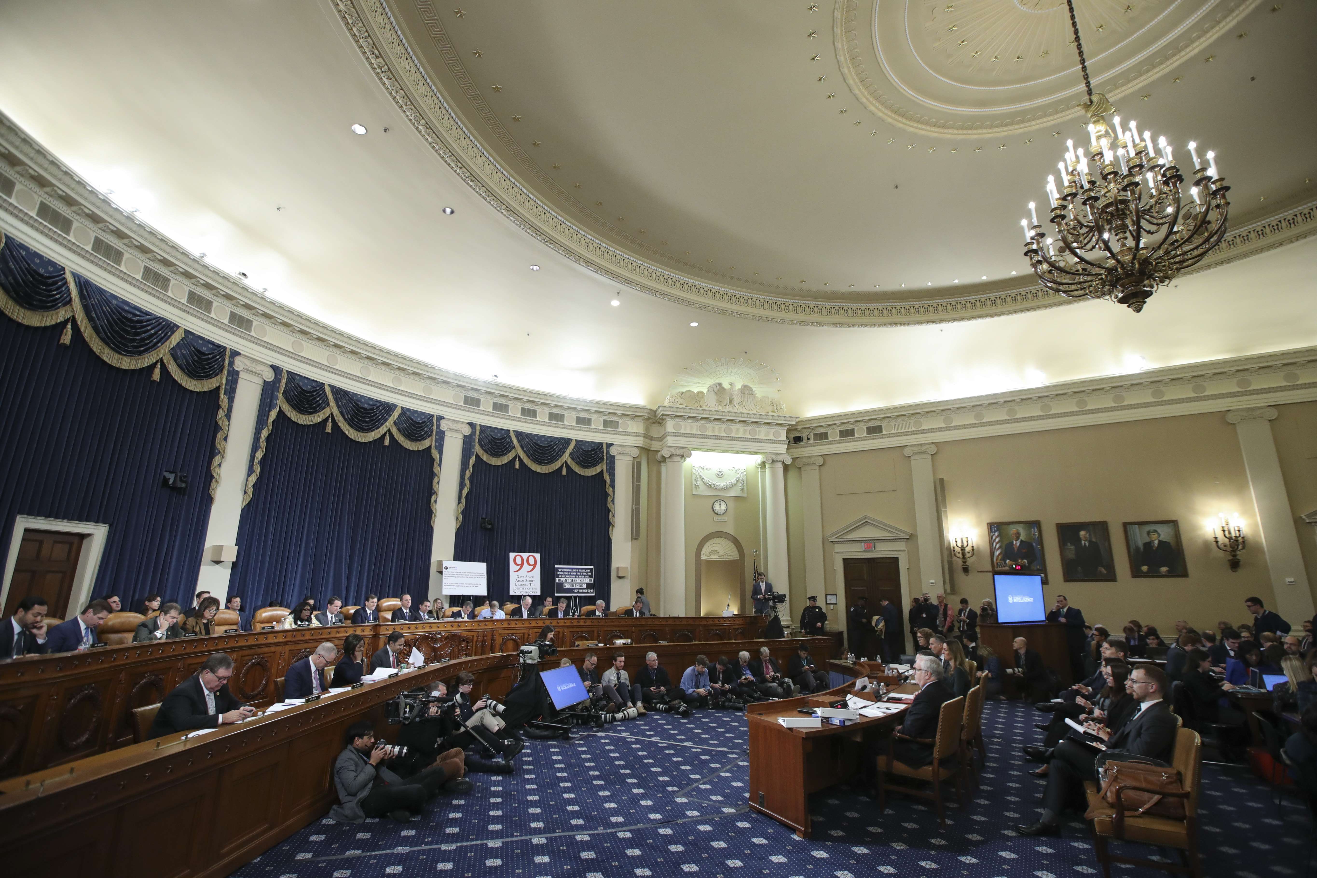 Saksi Sebut Upaya Trump Minta Ukraina Selidiki Biden tak Patut