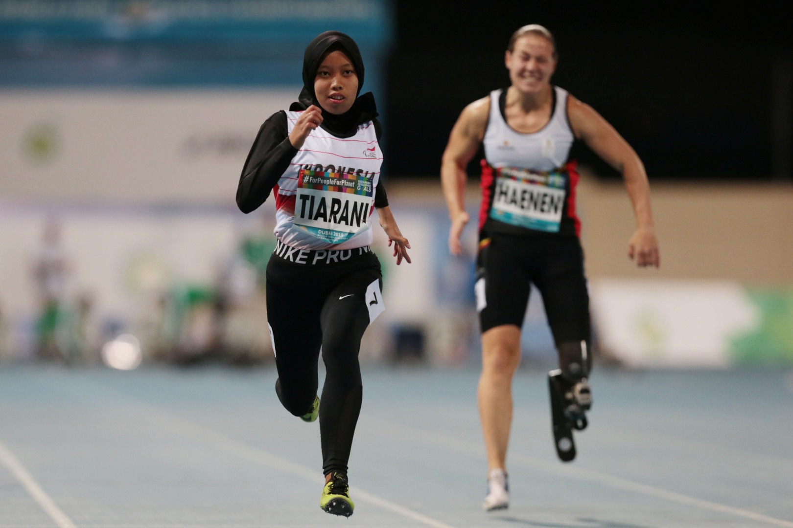 Pelari Indonesia, Karisma Tiarani berlomba pada nomor final lari 100 m putri T63 pada Kejuaraan Dunia Para Atletik 2019 di Dubai.